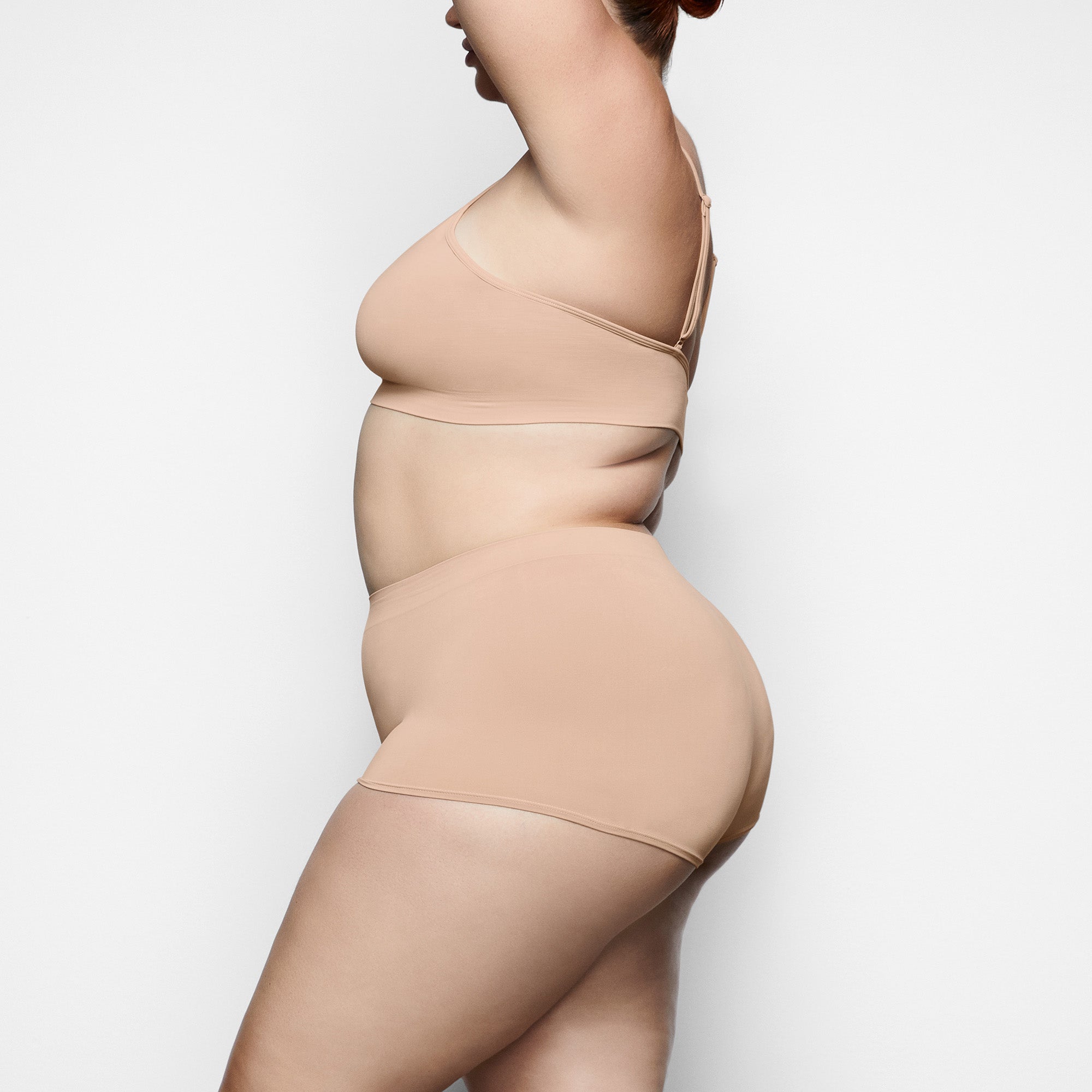 SKIMS SOFT SMOOTHING SEAMLESS BOY SHORT | CLAY - Sneaker Türkiye