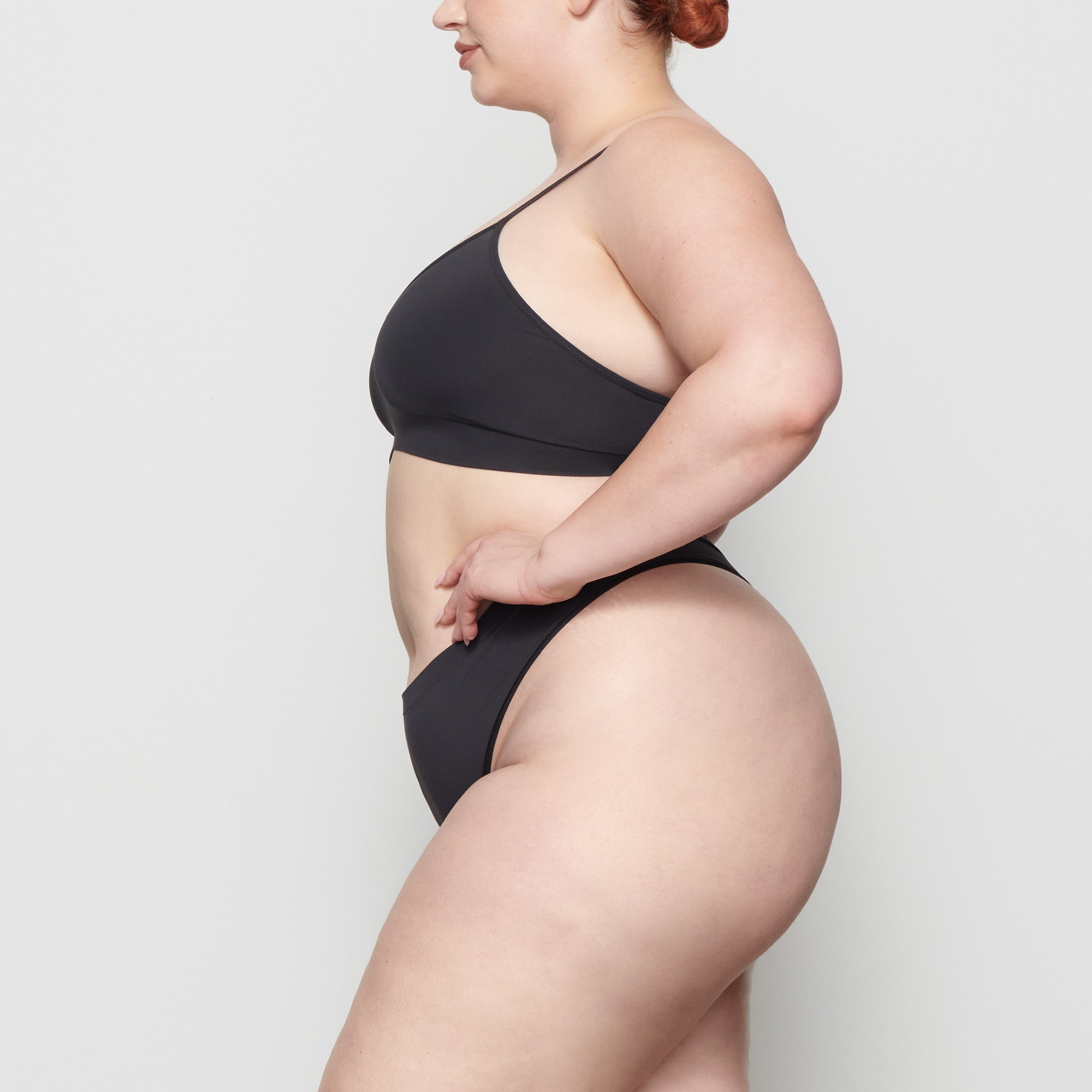 SKIMS SOFT SMOOTHING SEAMLESS THONG | ONYX - Sneaker Türkiye