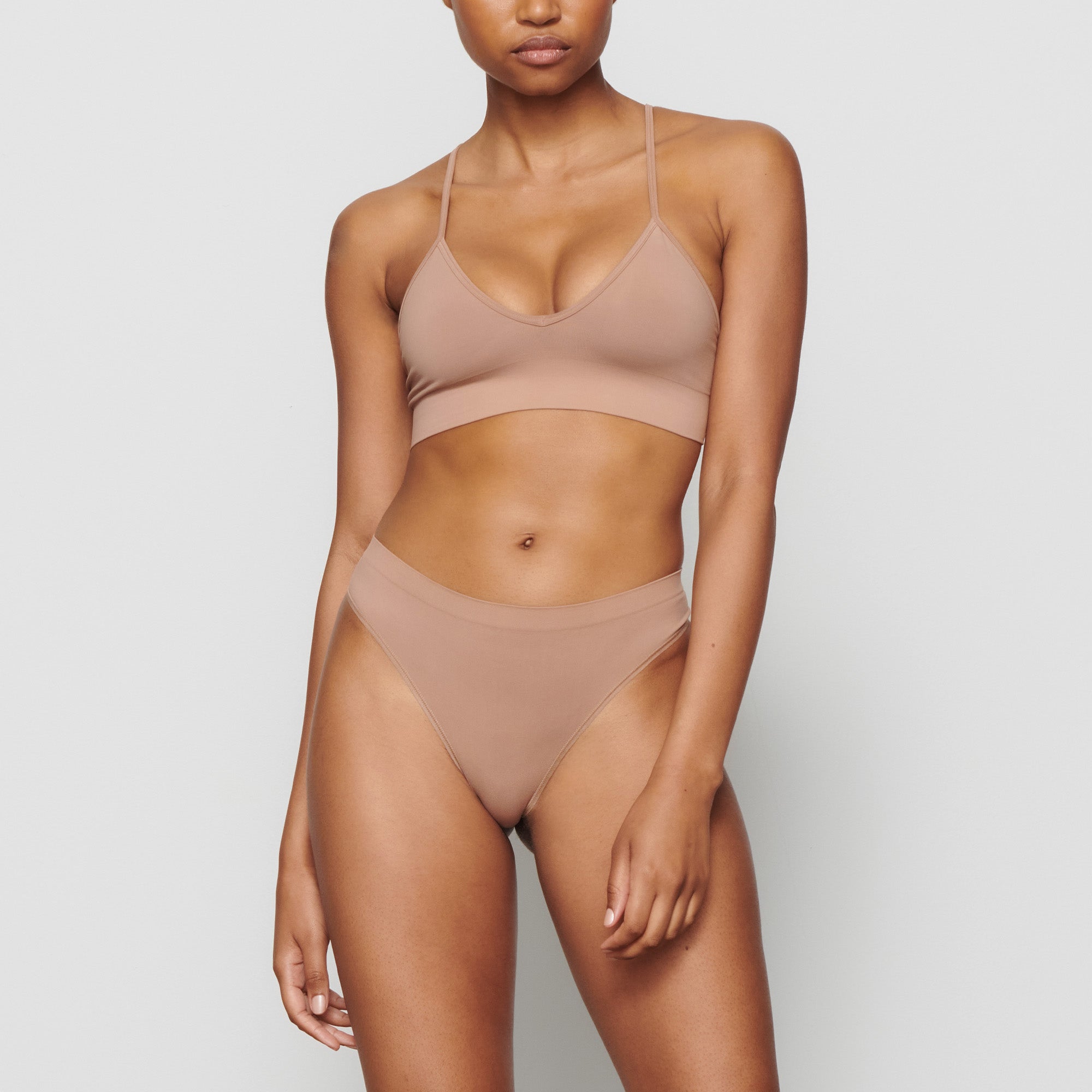 SKIMS SOFT SMOOTHING SEAMLESS THONG | SIENNA - Sneaker Türkiye
