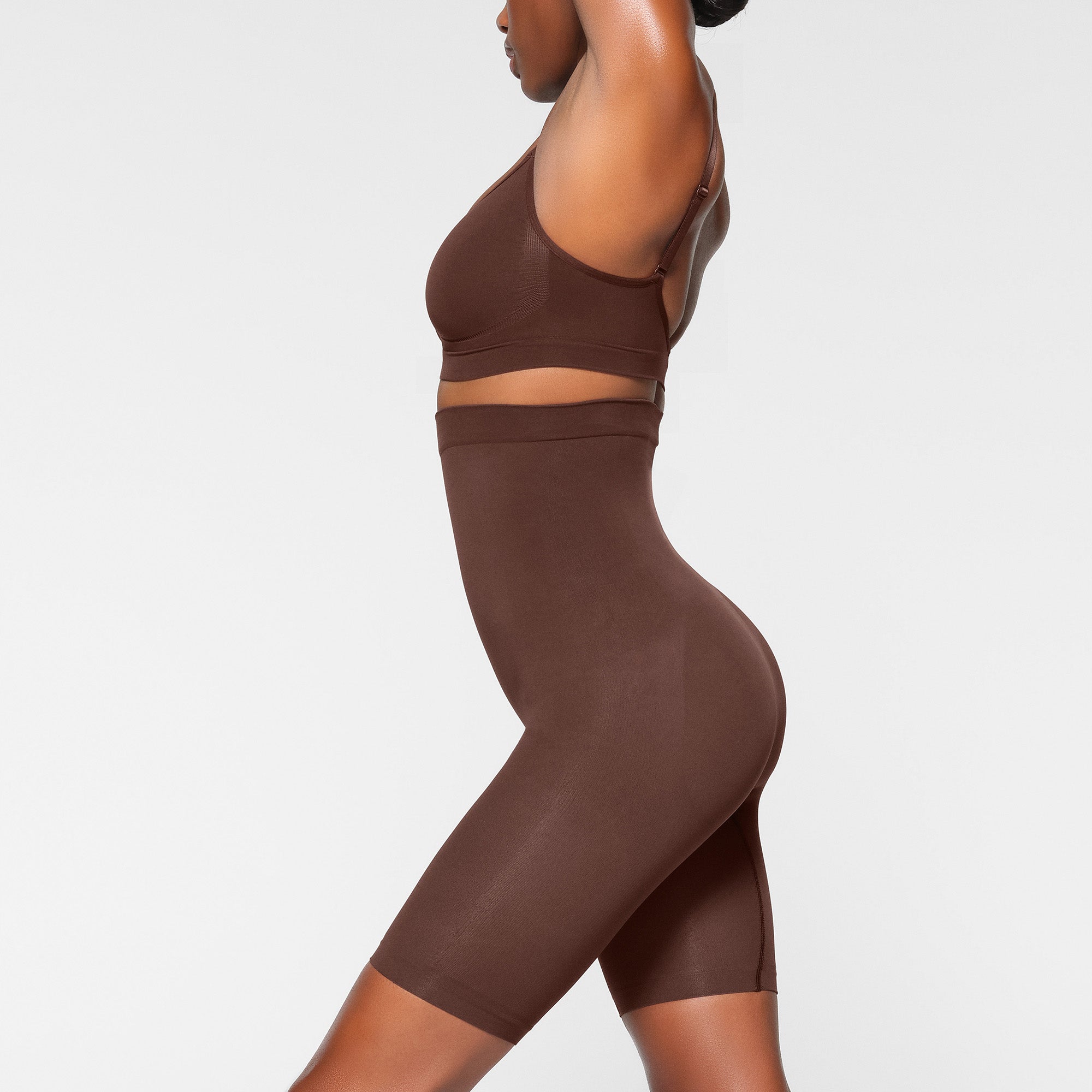 SKIMS SEAMLESS SCULPT HIGH-WAISTED ABOVE THE KNEE SHORT | COCOA - Sneaker Türkiye