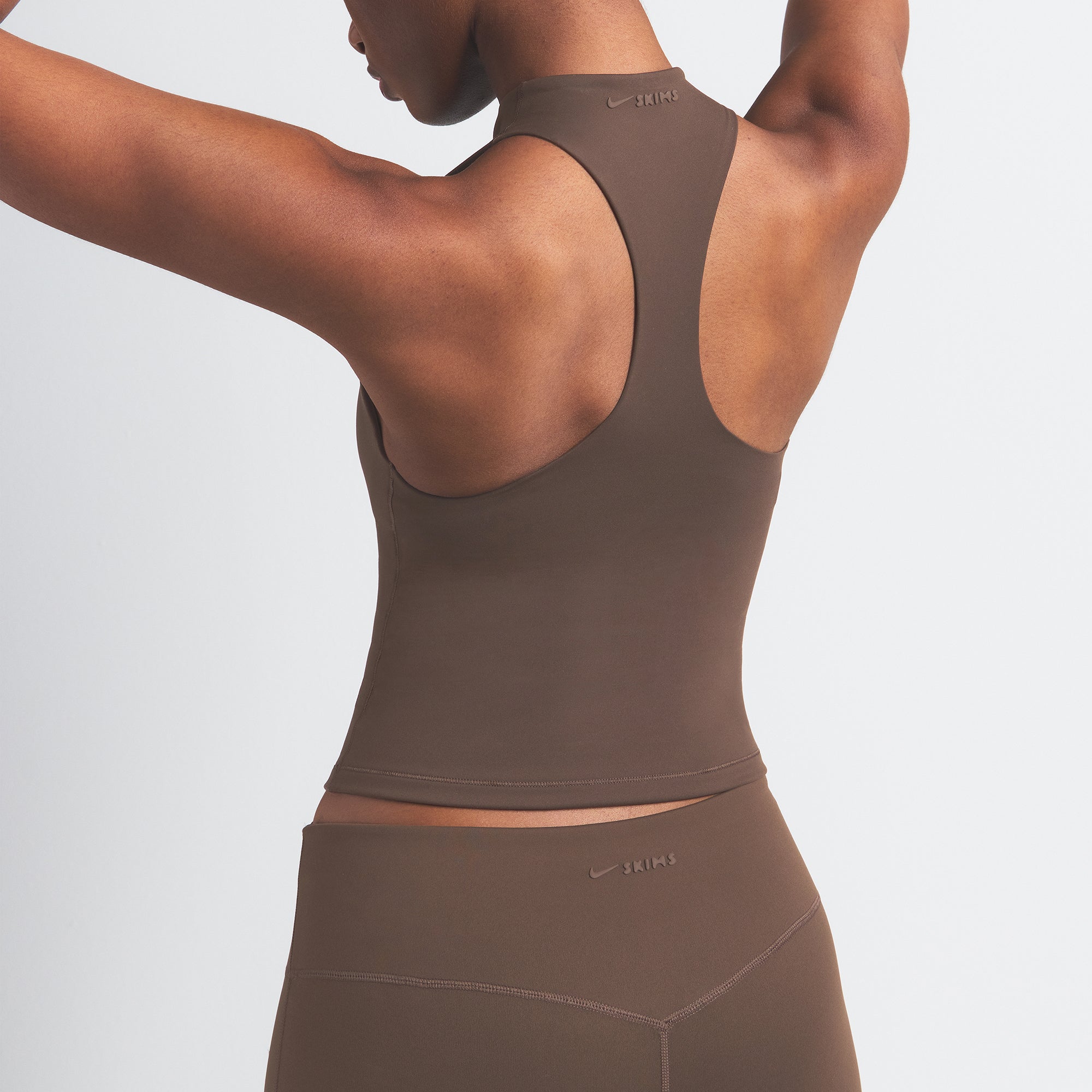 NikeSKIMS MATTE MOCK NECK RACER TANK | DARK SEPIA - Sneaker Türkiye