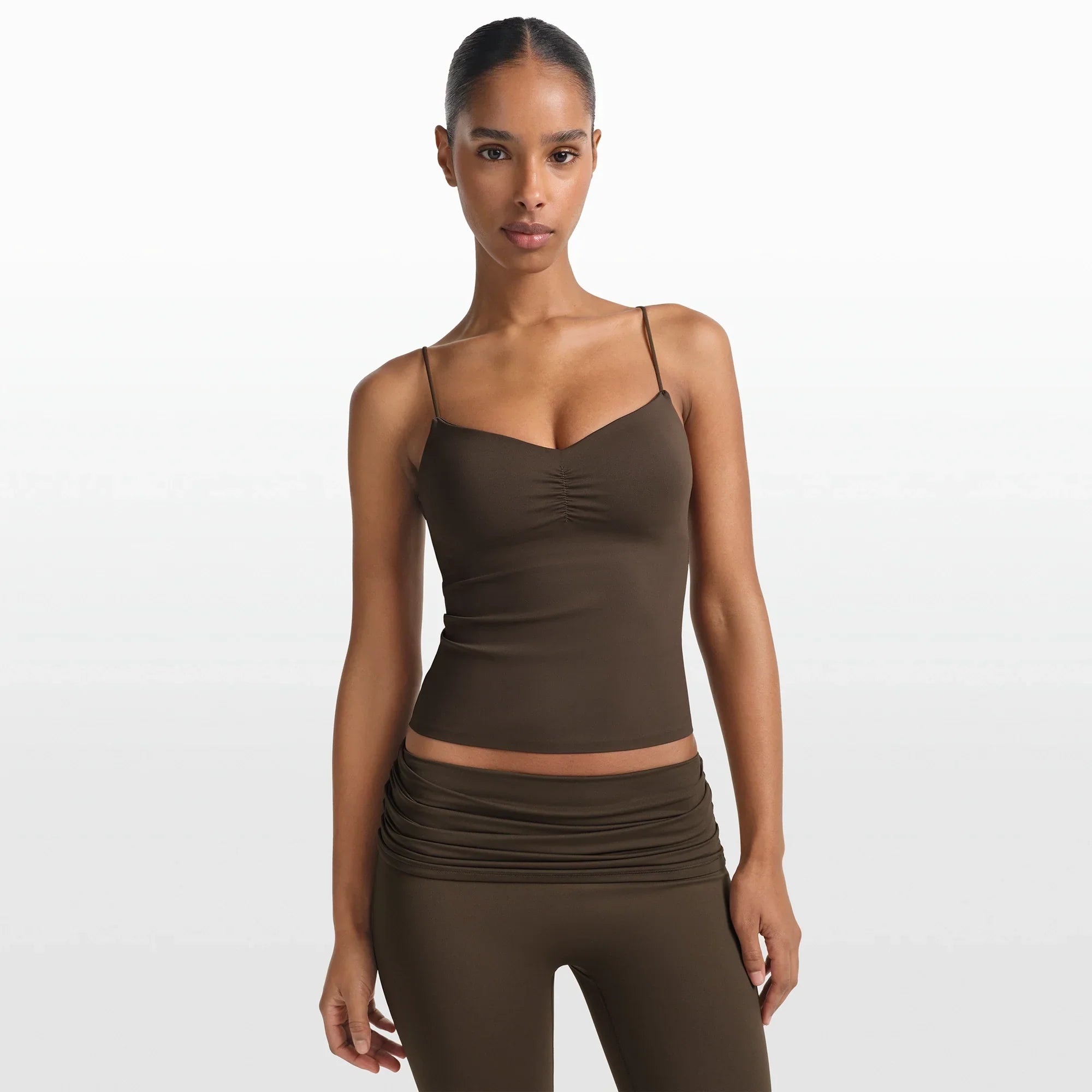 NikeSKIMS MATTE SHIRRED FRONT TANK | DARK SEPIA - Sneaker Türkiye