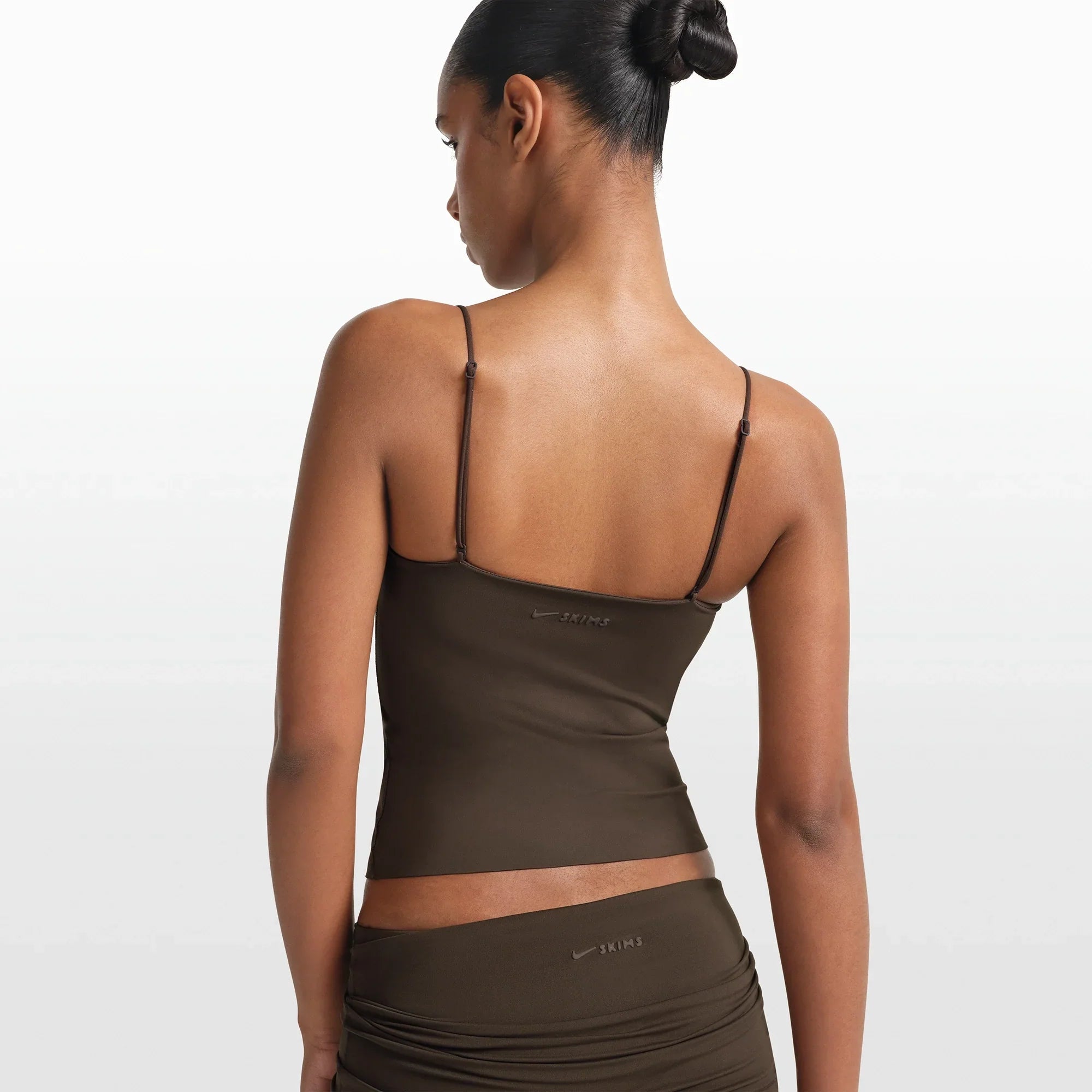 NikeSKIMS MATTE SHIRRED FRONT TANK | DARK SEPIA - Sneaker Türkiye
