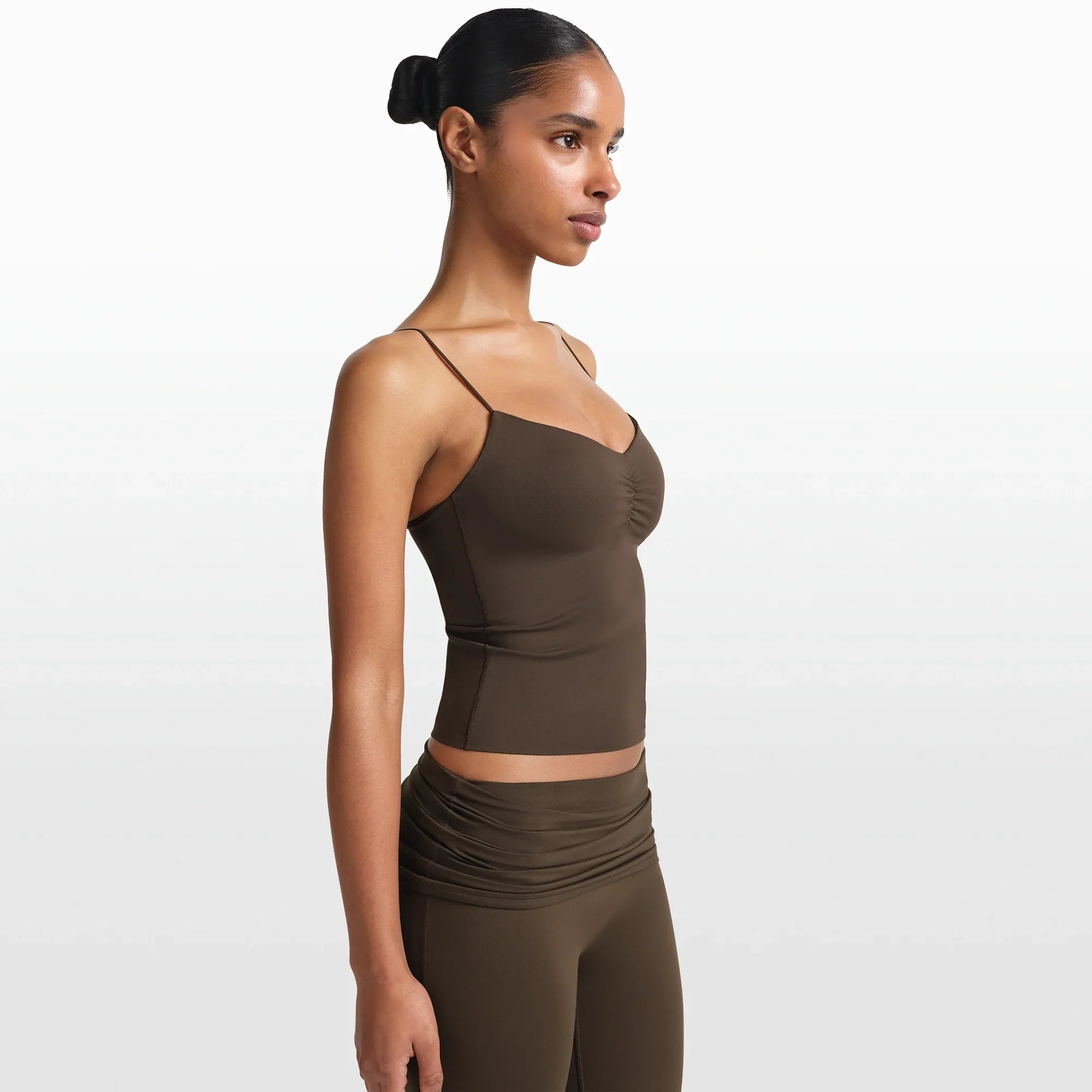 NikeSKIMS MATTE SHIRRED FRONT TANK | DARK SEPIA - Sneaker Türkiye