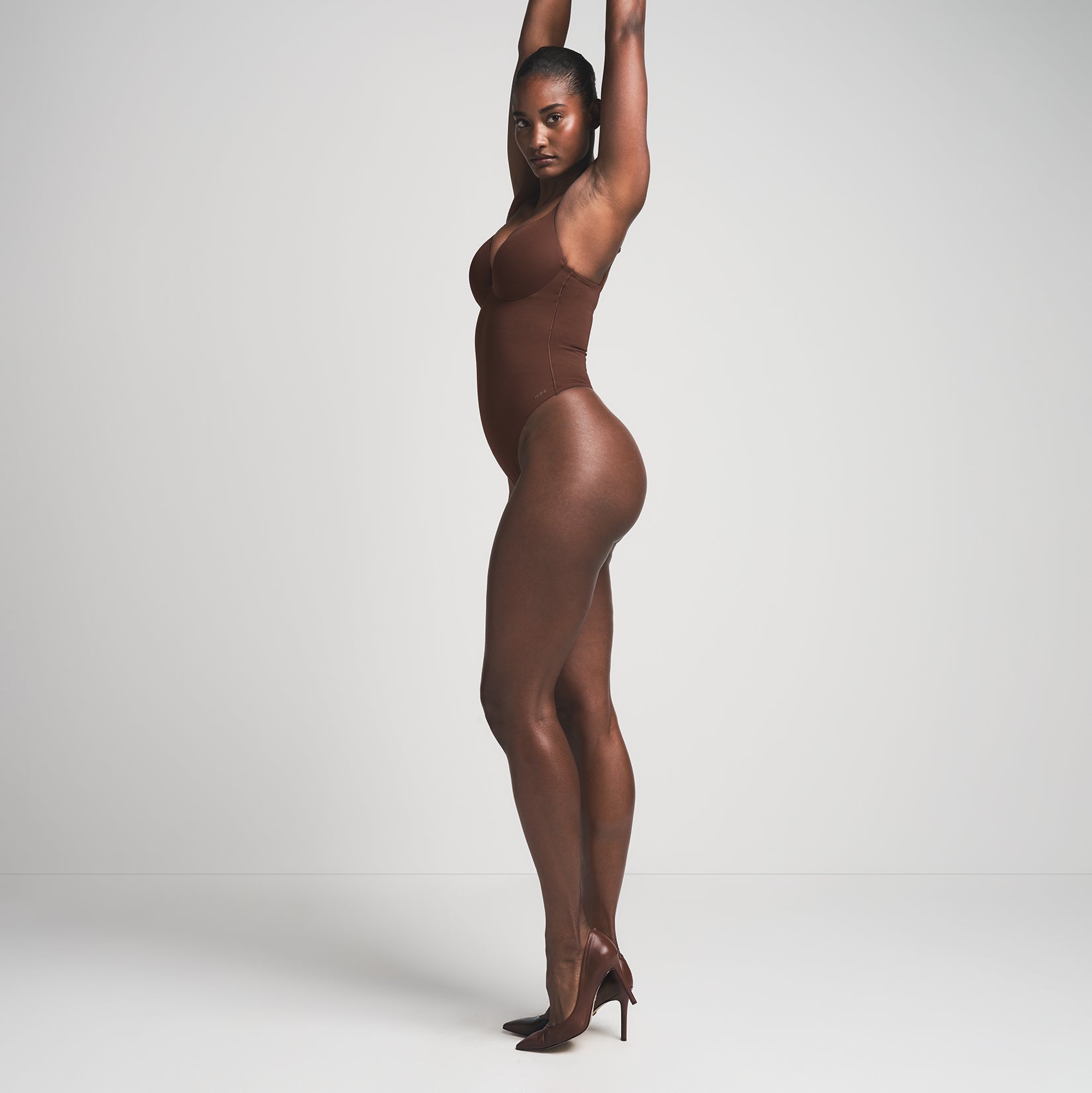 SKIMS ULTIMATE BODY PUSH-UP THONG BODYSUIT | COCOA - Sneaker Türkiye