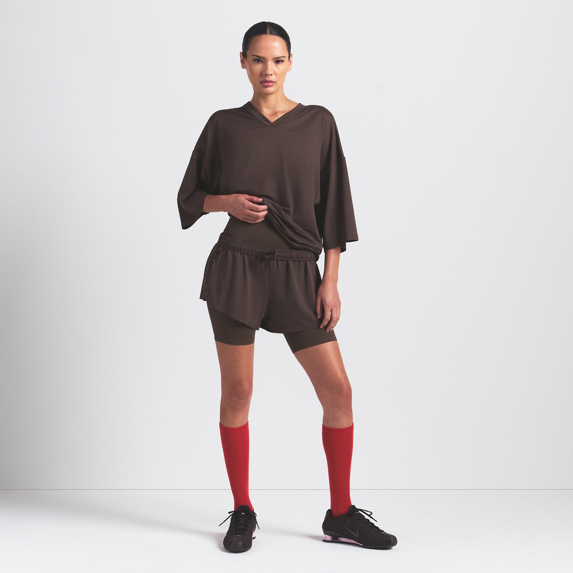 NikeSKIMS AIRY V-NECK OVERBedenD TOP | DARK SEPIA - Sneaker Türkiye