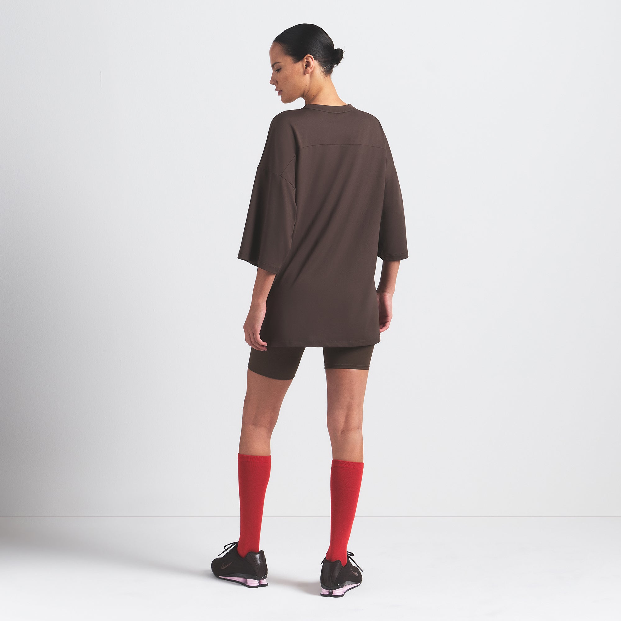 NikeSKIMS AIRY V-NECK OVERBedenD TOP | DARK SEPIA - Sneaker Türkiye