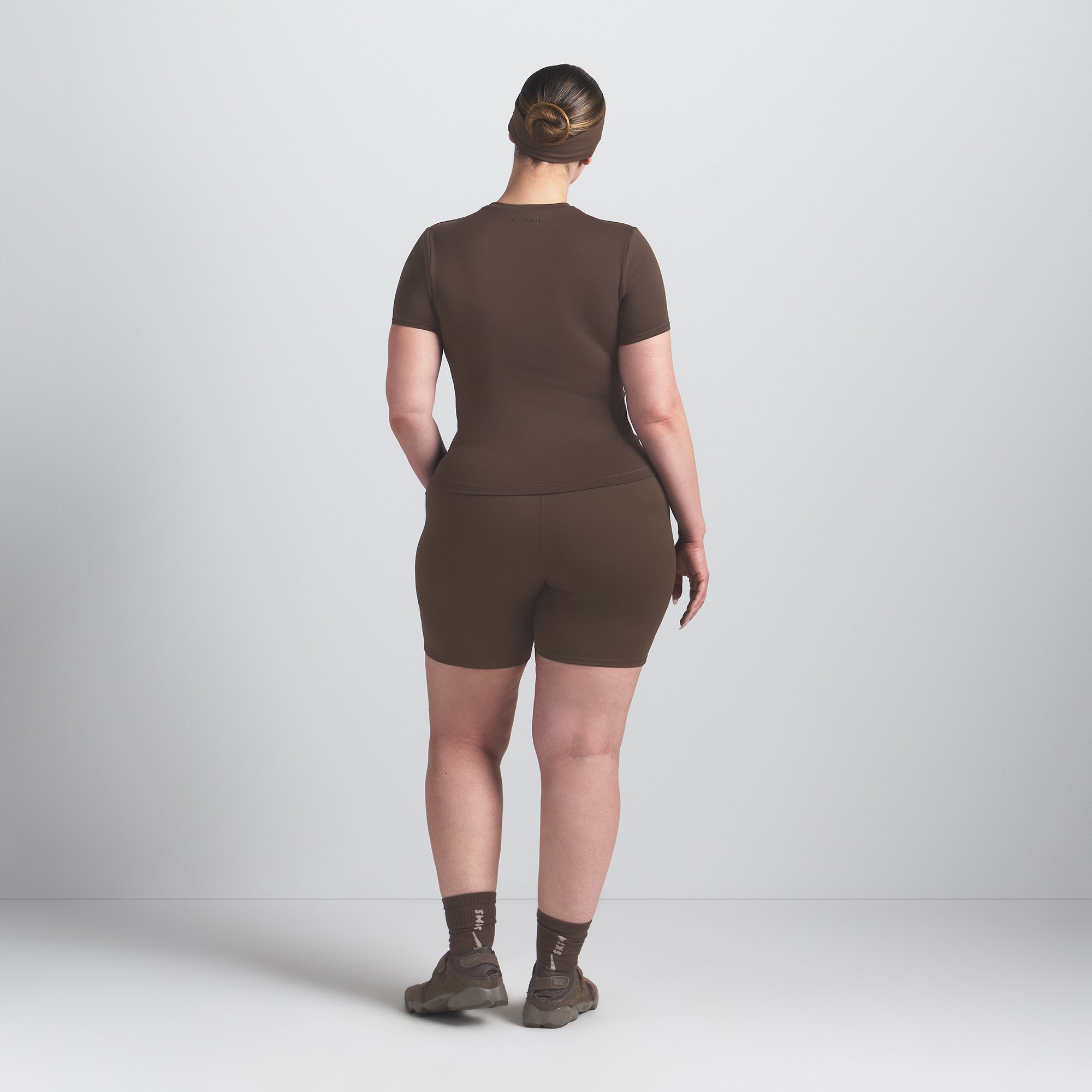 NikeSKIMS MATTE PADDED BABY TEE | DARK SEPIA - Sneaker Türkiye