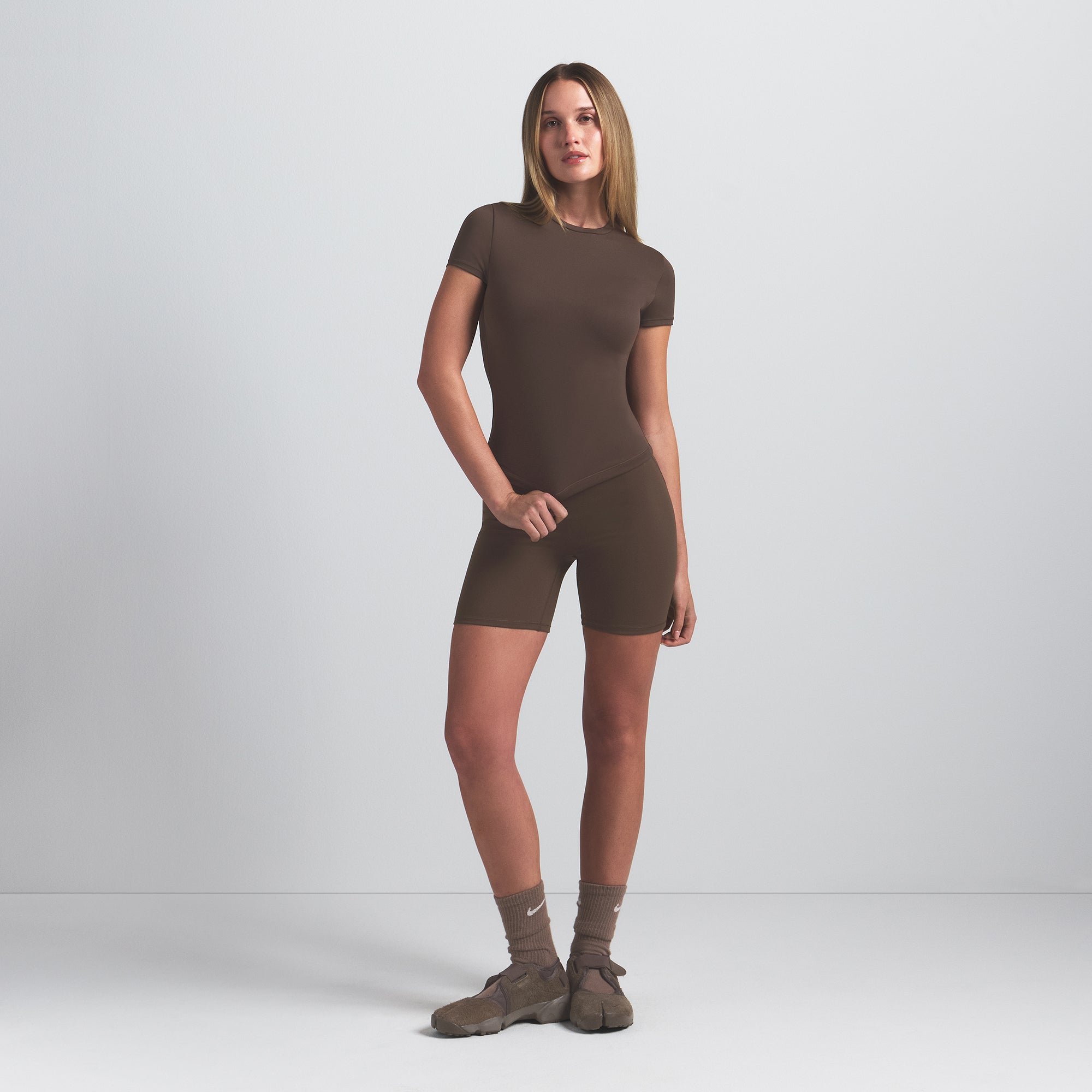NikeSKIMS MATTE PADDED BABY TEE | DARK SEPIA - Sneaker Türkiye