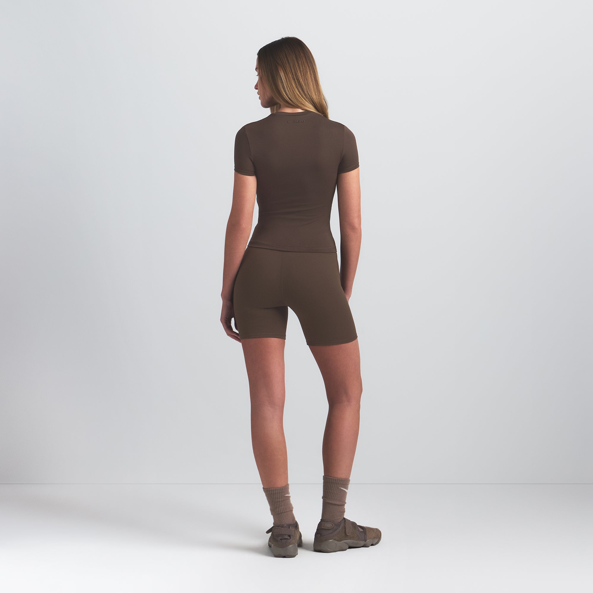 NikeSKIMS MATTE PADDED BABY TEE | DARK SEPIA - Sneaker Türkiye