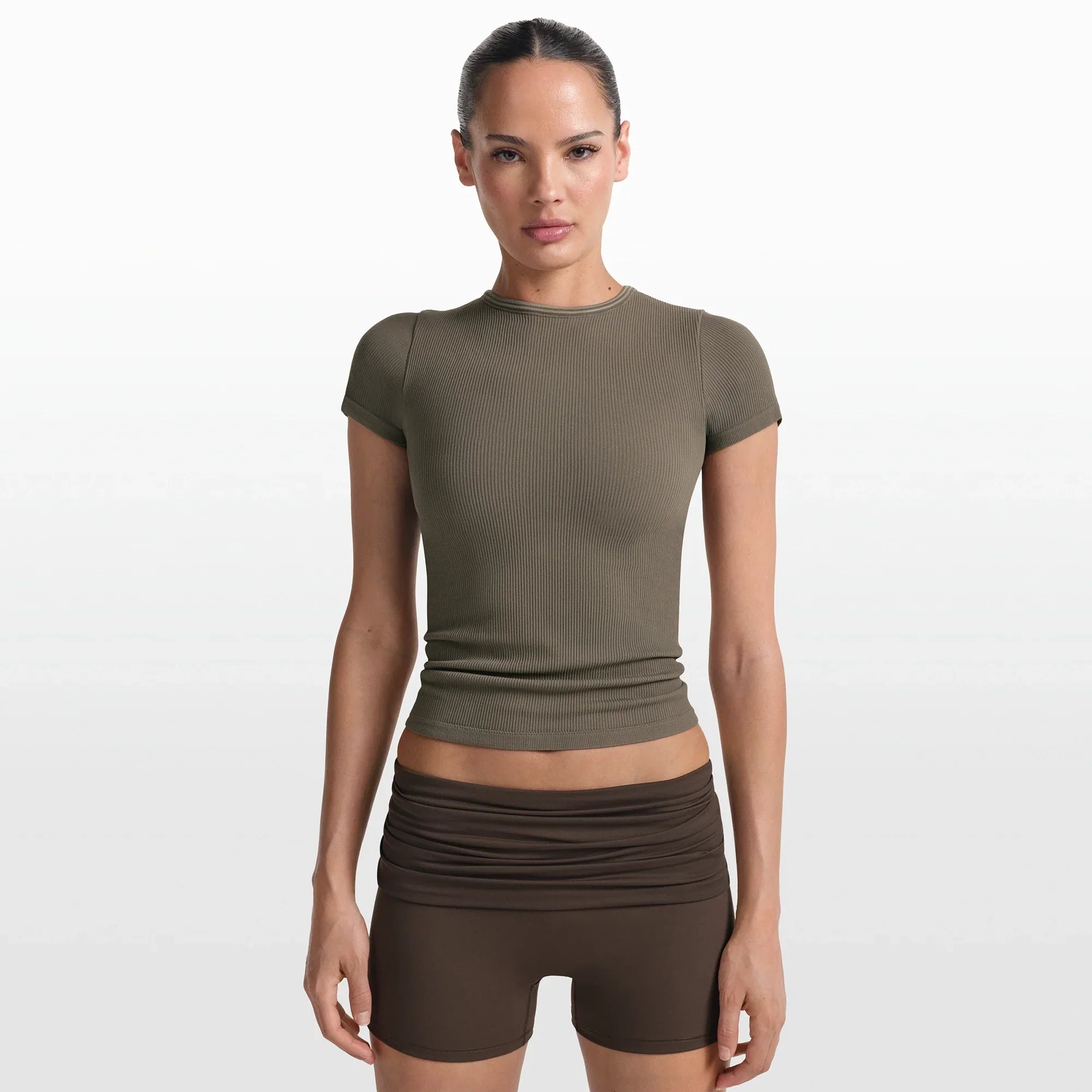 NikeSKIMS RIBBED SEAMLESS BABY TEE | DUSTY OAKMOSS - Sneaker Türkiye