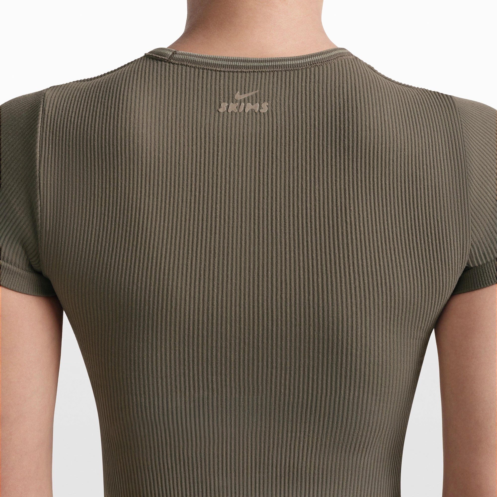 NikeSKIMS RIBBED SEAMLESS BABY TEE | DUSTY OAKMOSS - Sneaker Türkiye