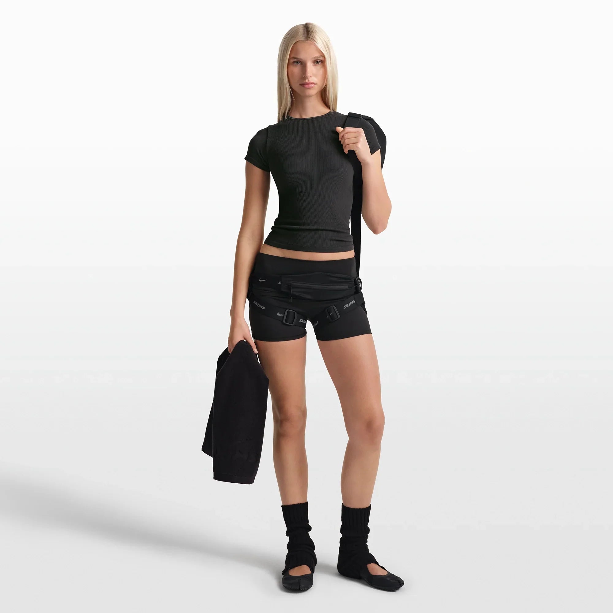 NikeSKIMS RIBBED SEAMLESS BABY TEE | OBSIDIAN - Sneaker Türkiye
