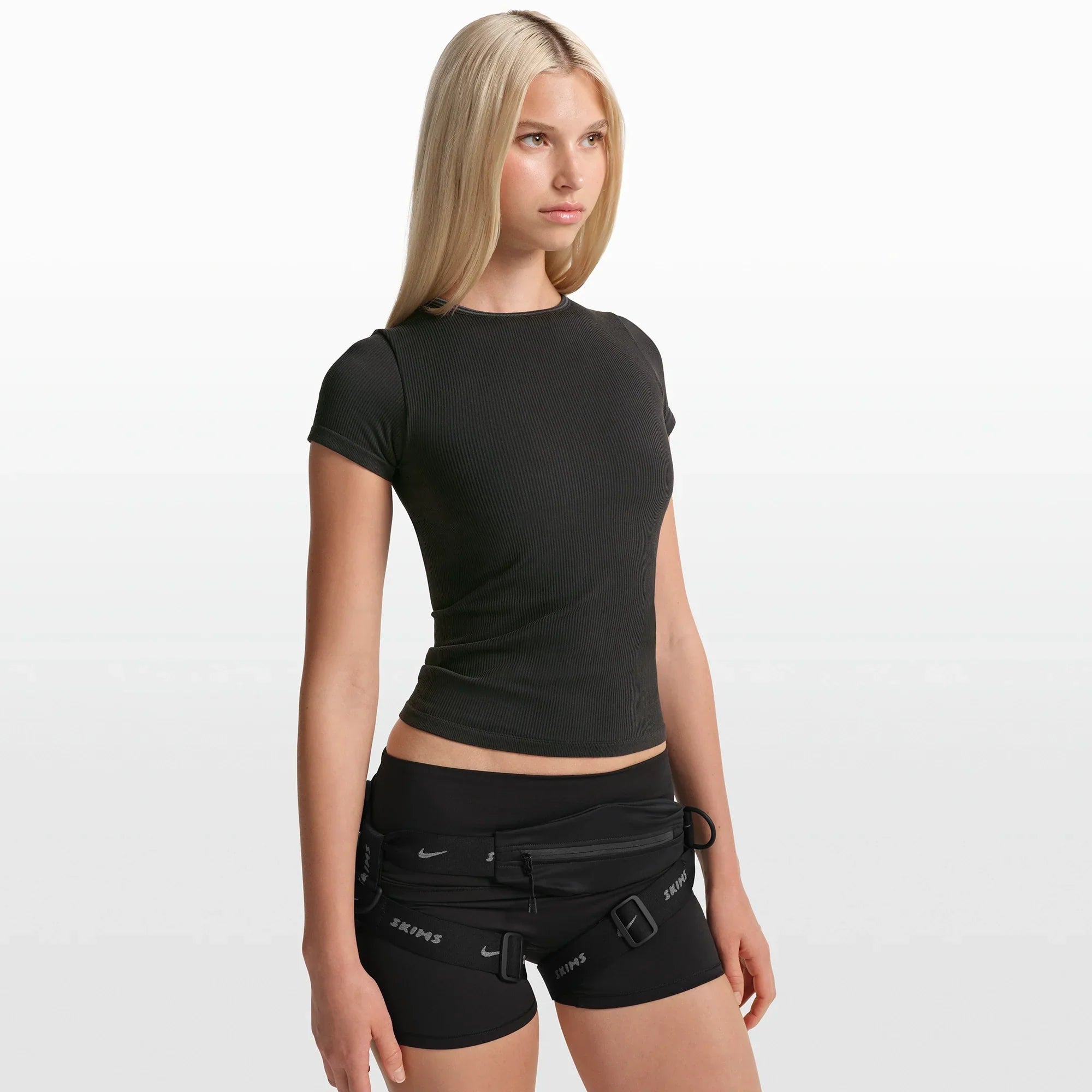 NikeSKIMS RIBBED SEAMLESS BABY TEE | OBSIDIAN - Sneaker Türkiye