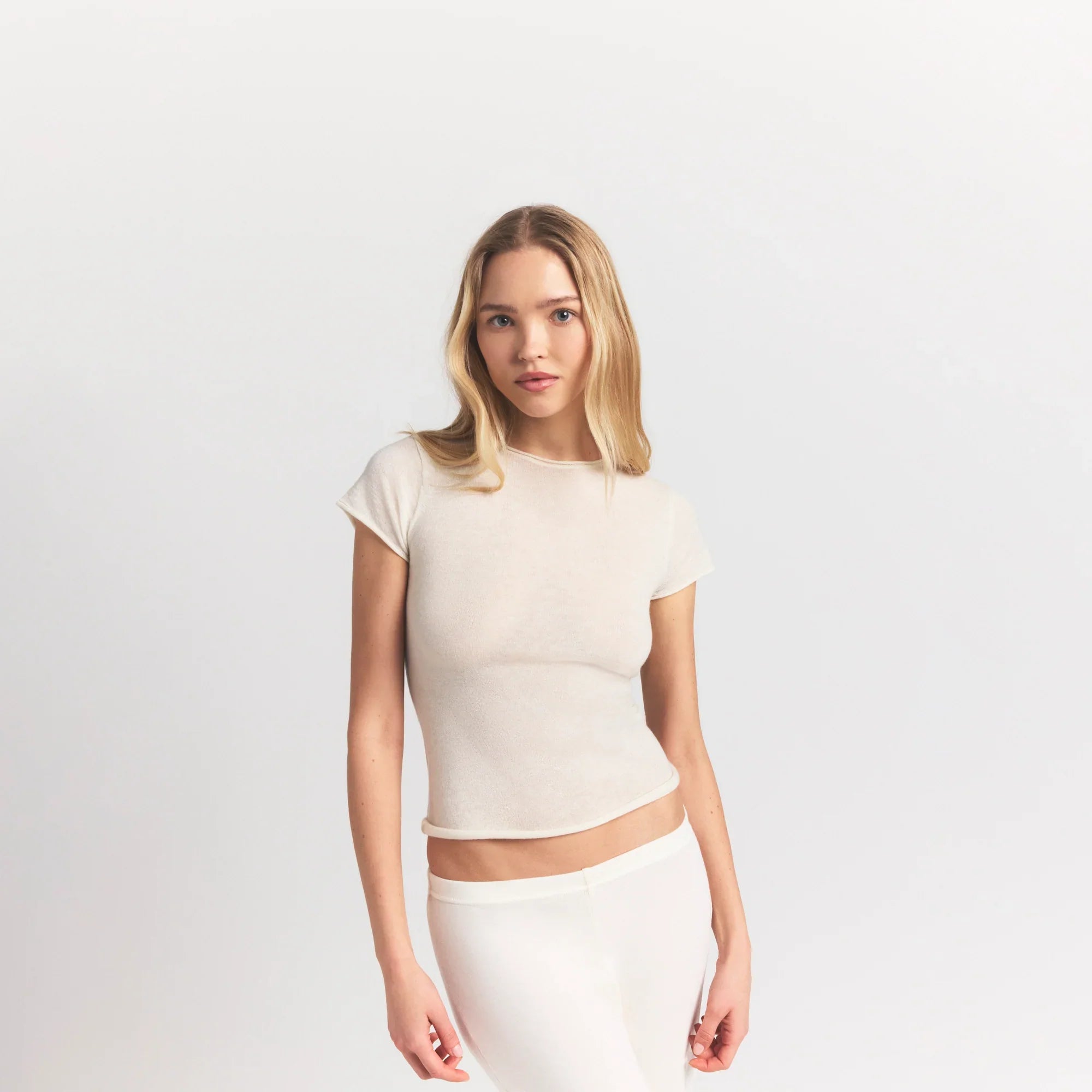 SKIMS FEATHERWEIGHT CASHMERE TEE | EGRET - Sneaker Türkiye