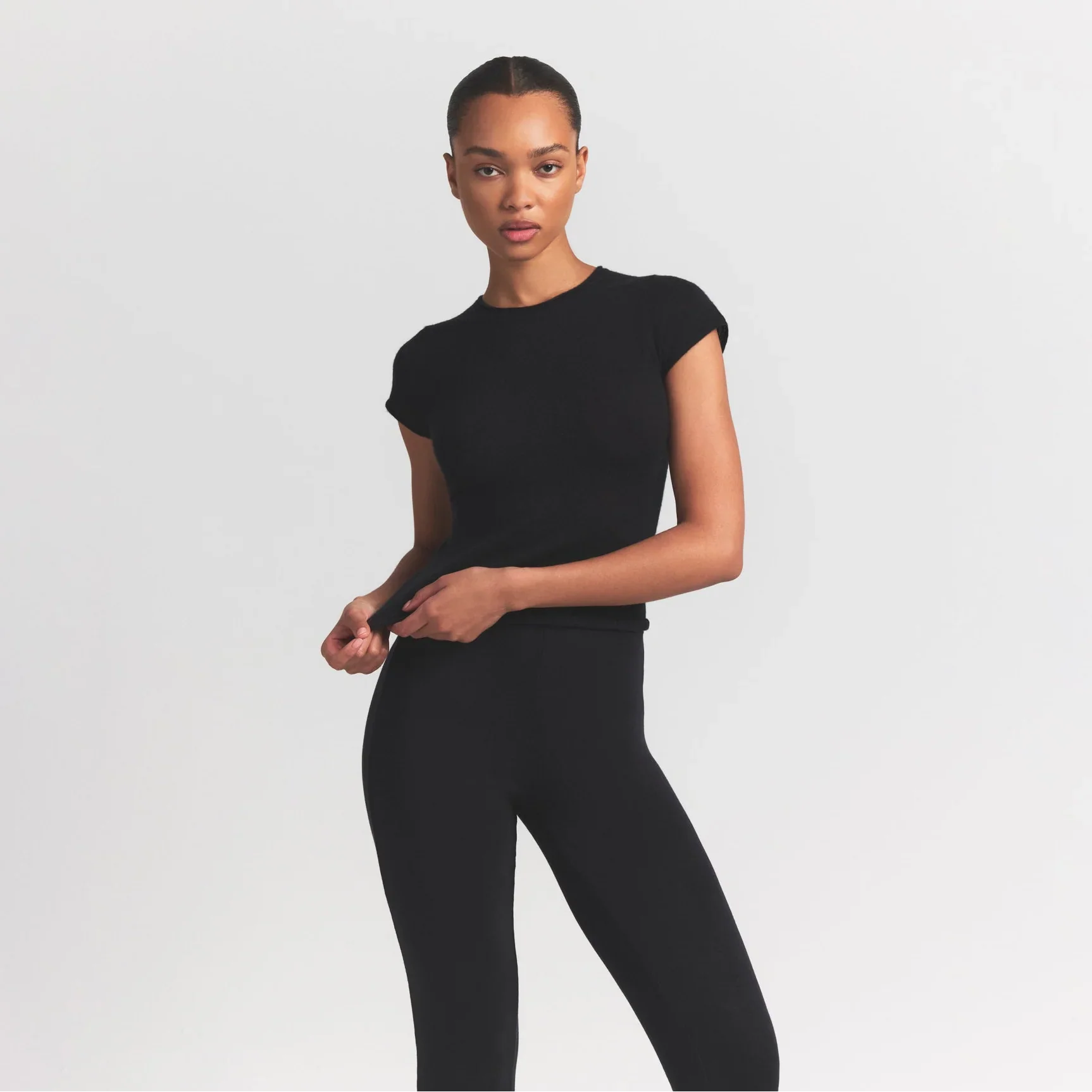 SKIMS FEATHERWEIGHT CASHMERE TEE | ONYX - Sneaker Türkiye