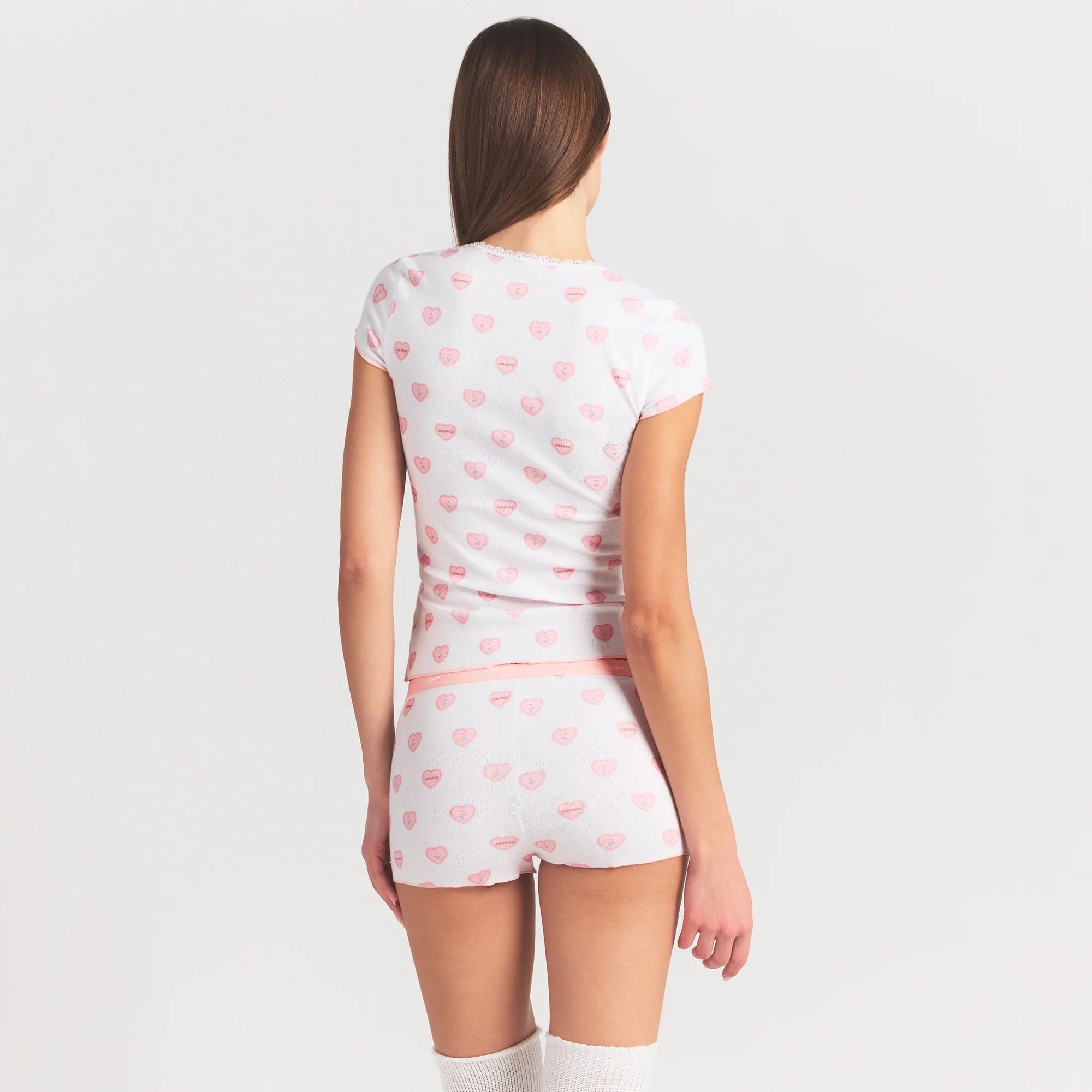 SKIMS LOGO POINTELLE BABY TEE AND MICRO SHORT SET | SNOW LACE HEARTS - Sneaker Türkiye