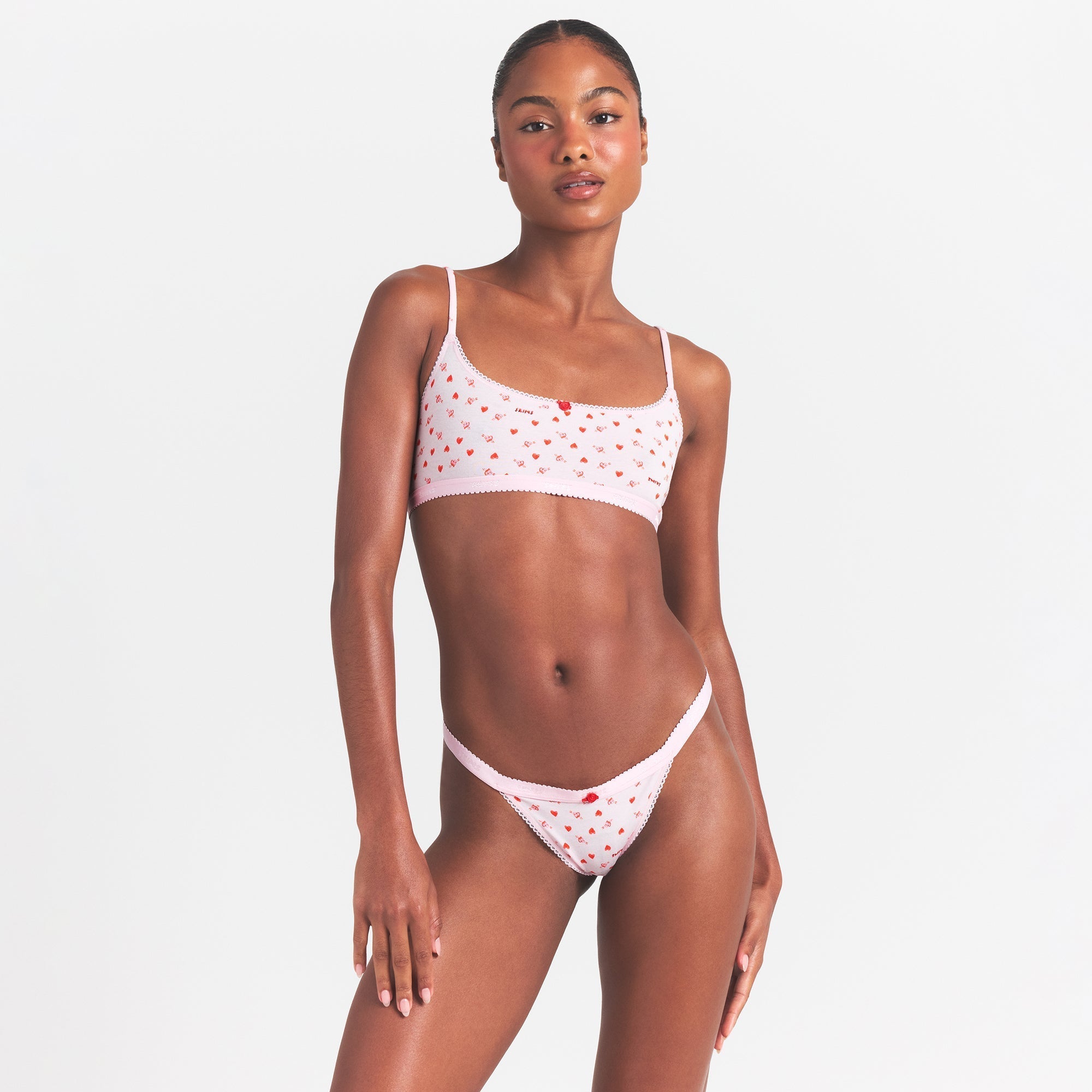 SKIMS LIGHTWEIGHT COTTON LOGO PICOT THONG | BABY PINK ARROWED HEARTS - Sneaker Türkiye