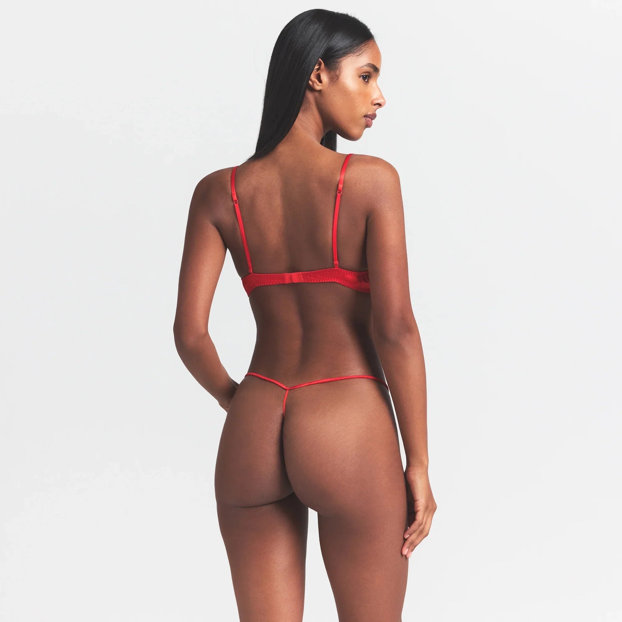 SKIMS SILK LACE STRING THONG | RUBY CONTRAST - Sneaker Türkiye