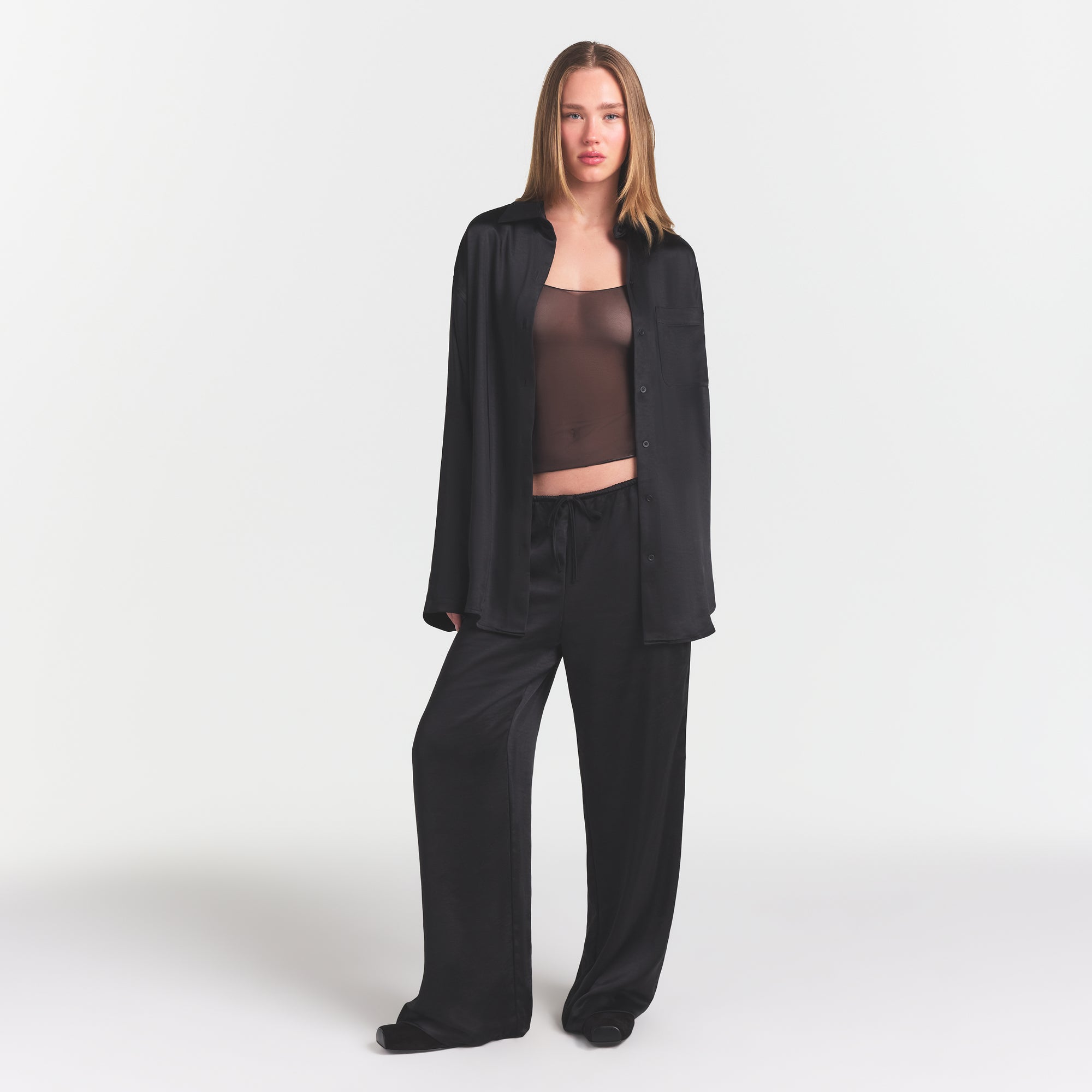 SKIMS LIGHTWEIGHT SATIN OVERBedenD SHIRT | OBSIDIAN - Sneaker Türkiye
