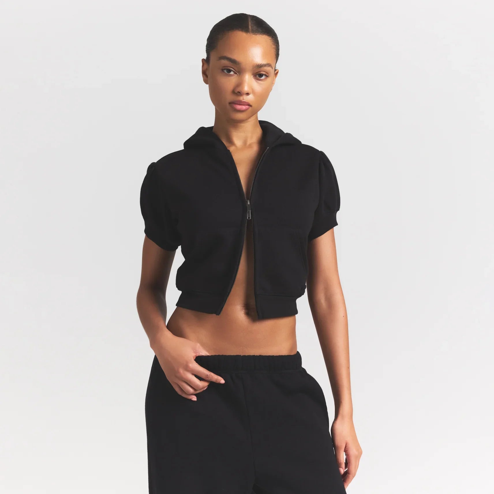 SKIMS COTTON FLEECE BUBBLE SLEEVE CROPPED ZIP UP | ONYX - Sneaker Türkiye