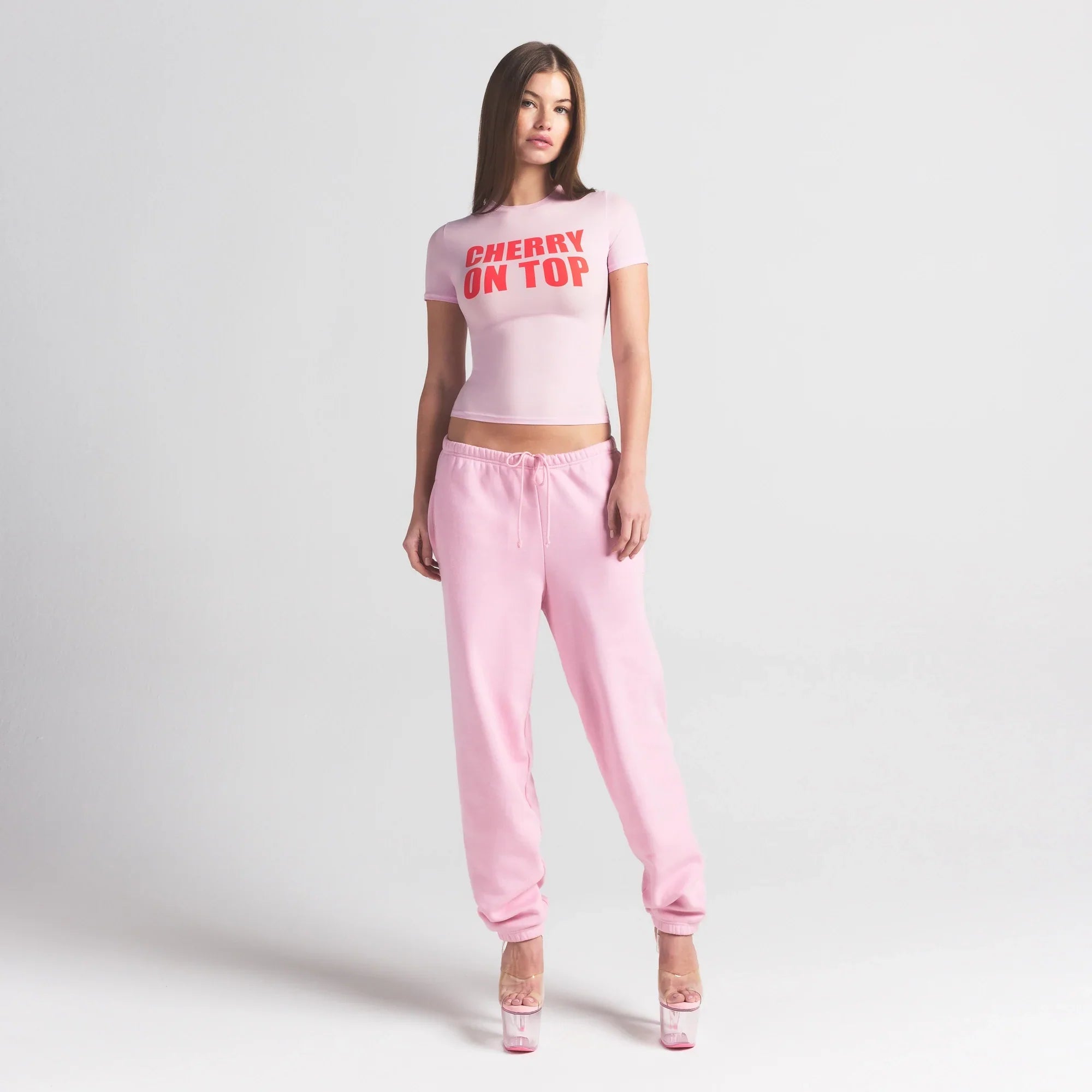 SKIMS FITS EVERYBODY T-SHIRT | BABY PINK CHERRY ON TOP - Sneaker Türkiye