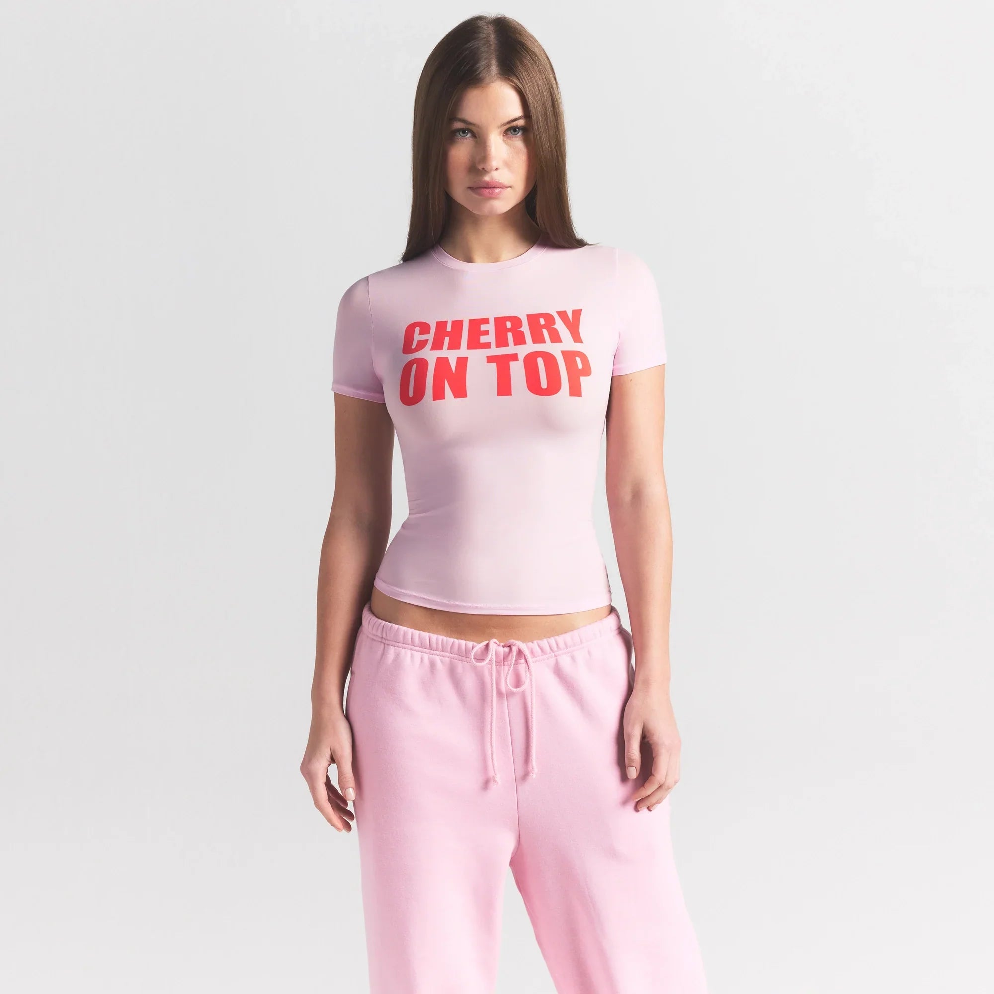 SKIMS FITS EVERYBODY T-SHIRT | BABY PINK CHERRY ON TOP - Sneaker Türkiye
