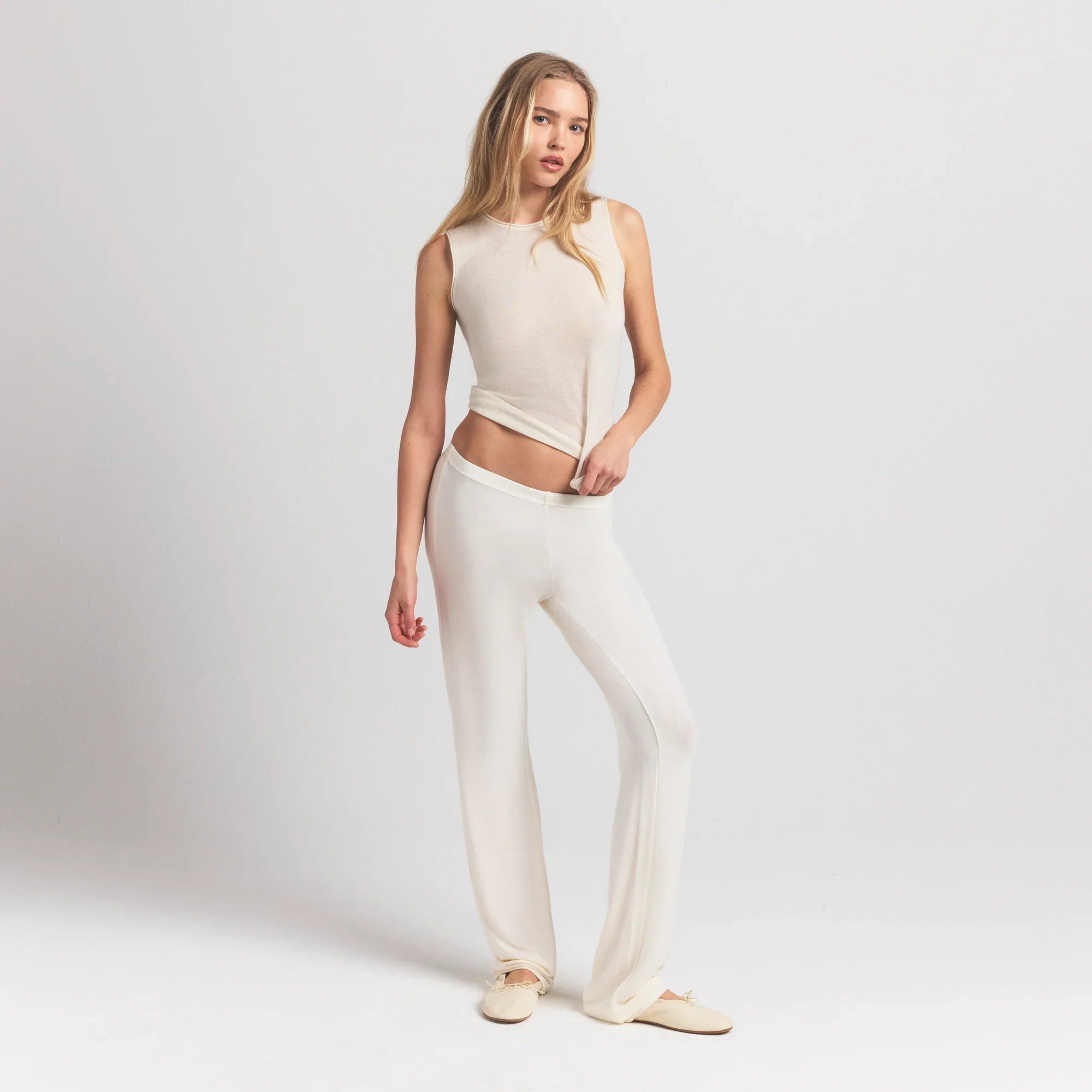 SKIMS FEATHERWEIGHT CASHMERE SLEEVELESS TOP | EGRET - Sneaker Türkiye