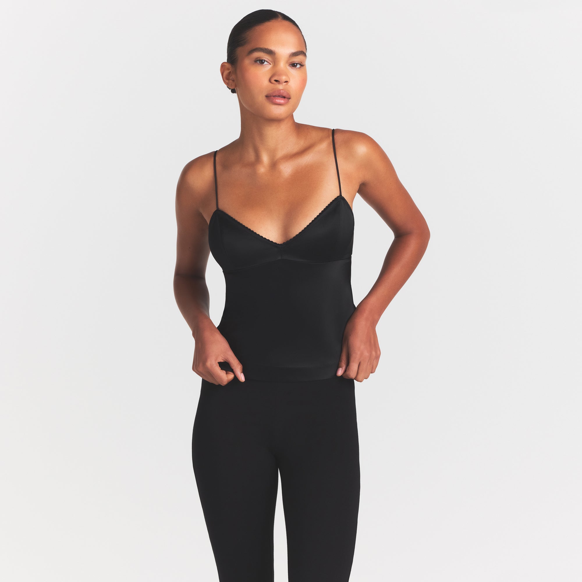 SKIMS SATIN CAMI | OBSIDIAN - Sneaker Türkiye