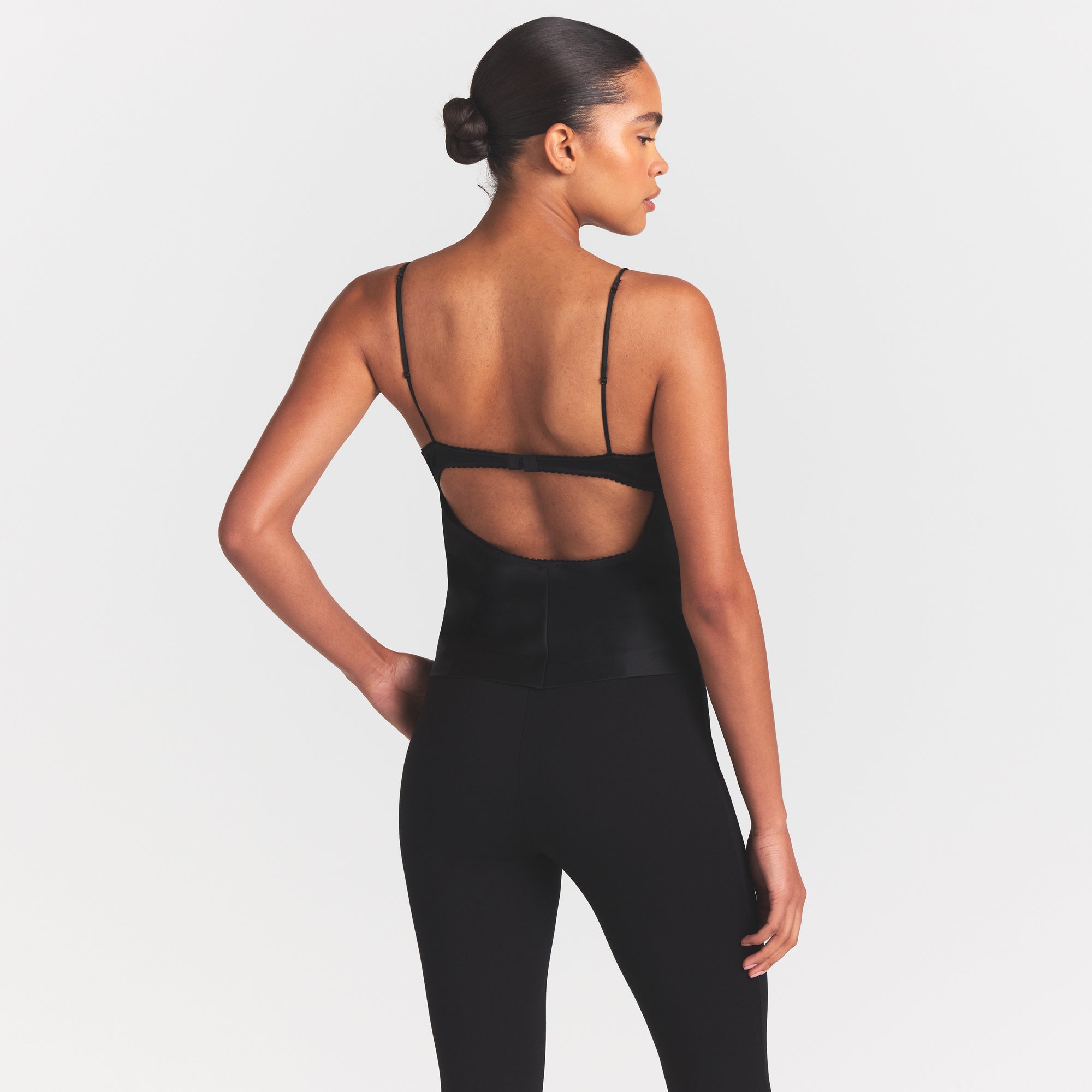 SKIMS SATIN CAMI | OBSIDIAN - Sneaker Türkiye