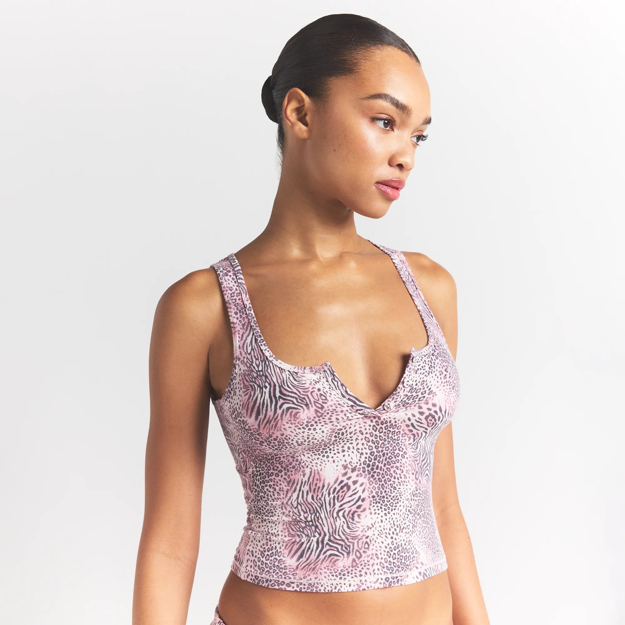 SKIMS SLEEP HENLEY TANK | BLOOM MINI MULTI ANIMAL - Sneaker Türkiye