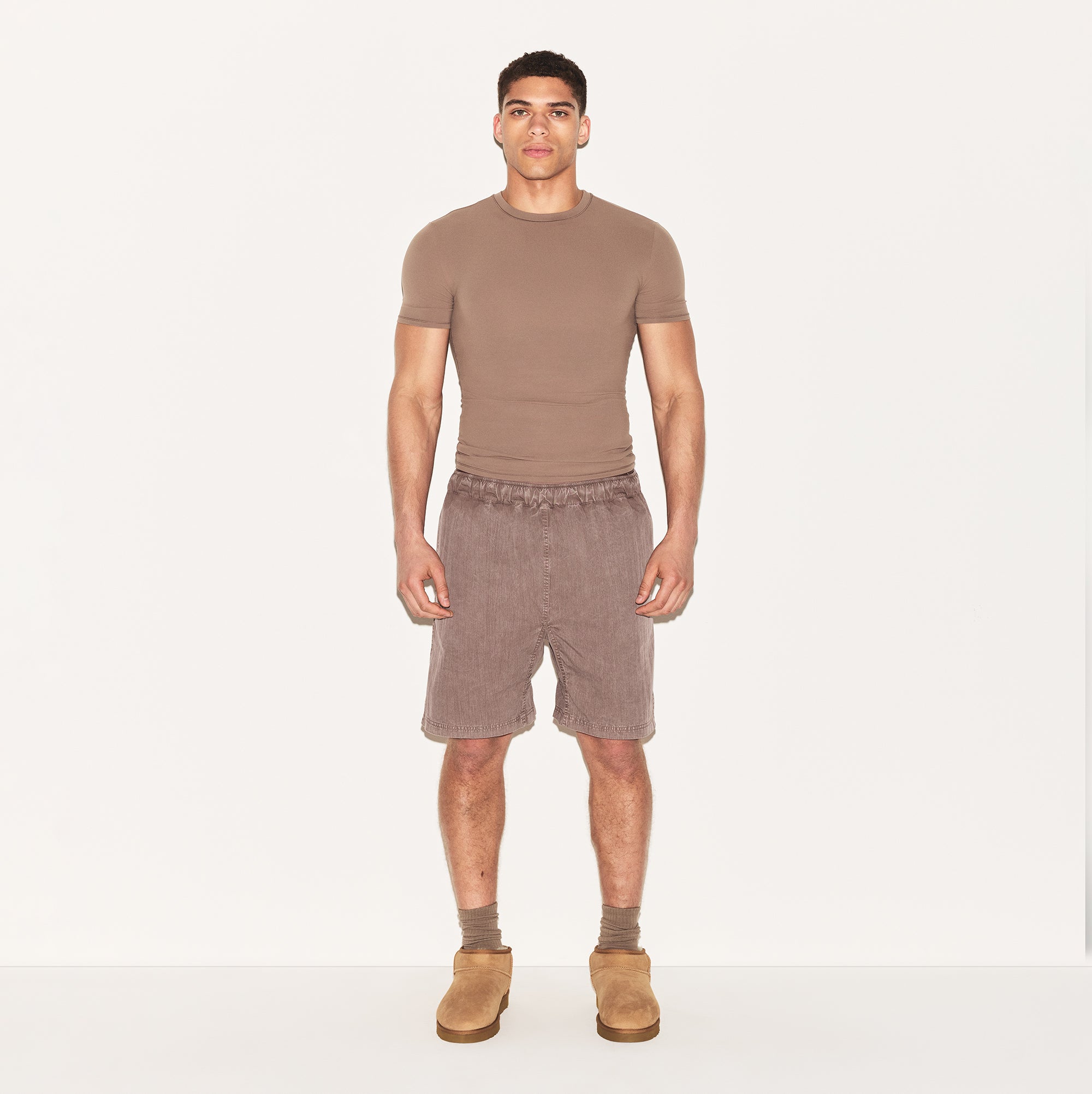 SKIMS FITS EVERYBODY MENS SLIM T-SHIRT | UMBER - Sneaker Türkiye