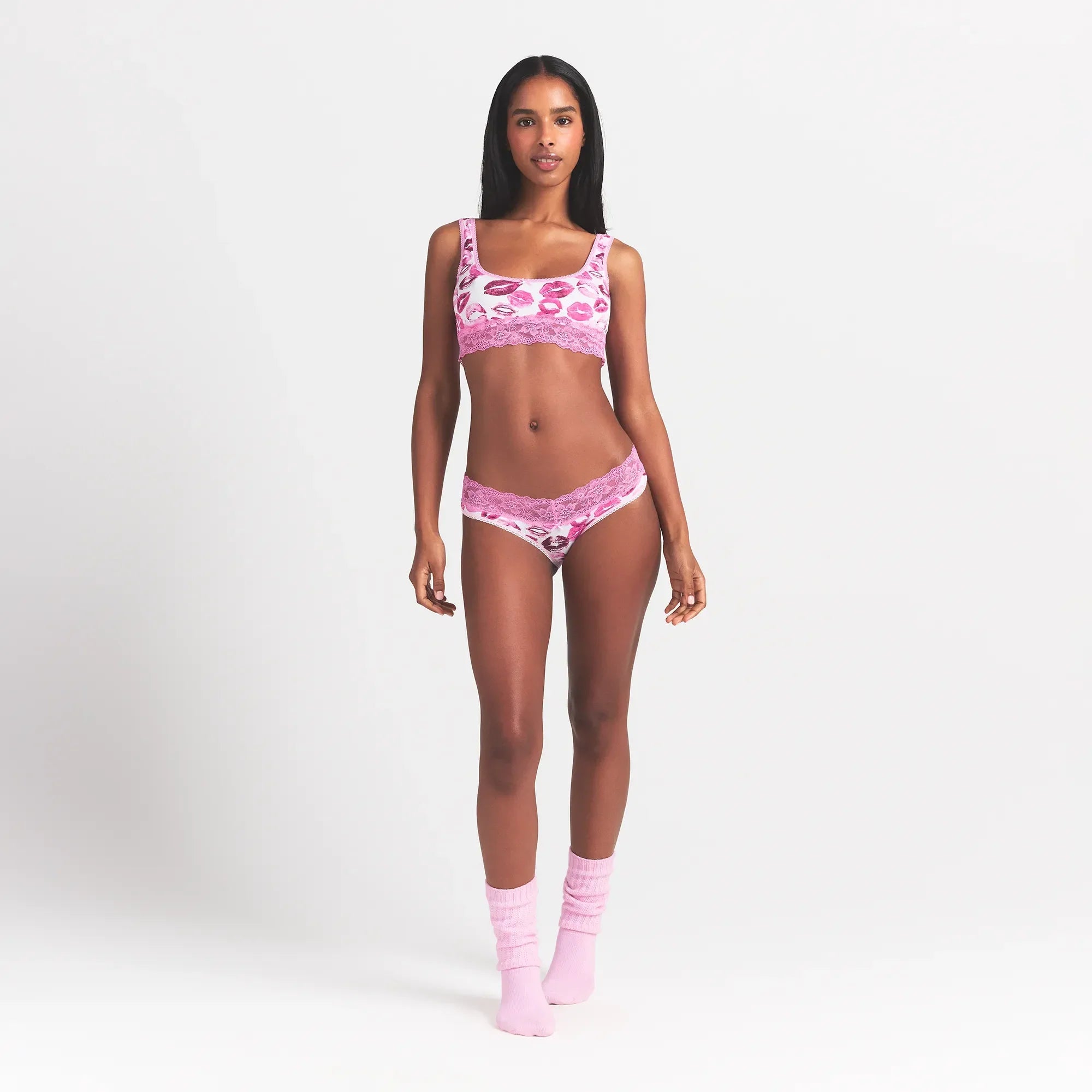 SKIMS LIGHTWEIGHT COTTON WIDE LACE BRIEF | PINK ALLOVER LIPSTICK - Sneaker Türkiye