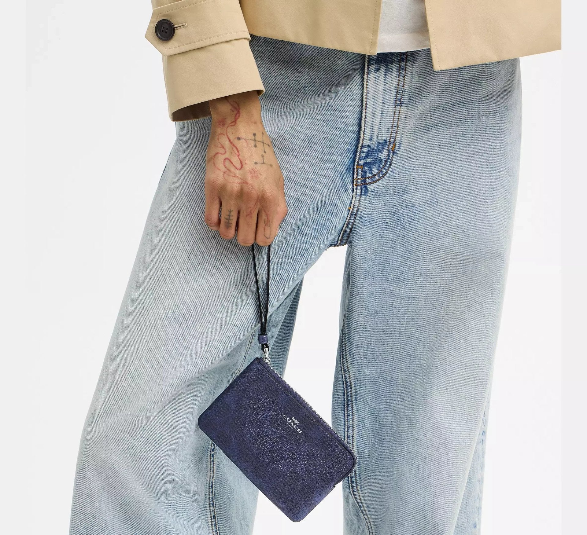 Coach Corner Zip Wristlet In Signature – Silver/Blue/Navy - Sneaker Türkiye