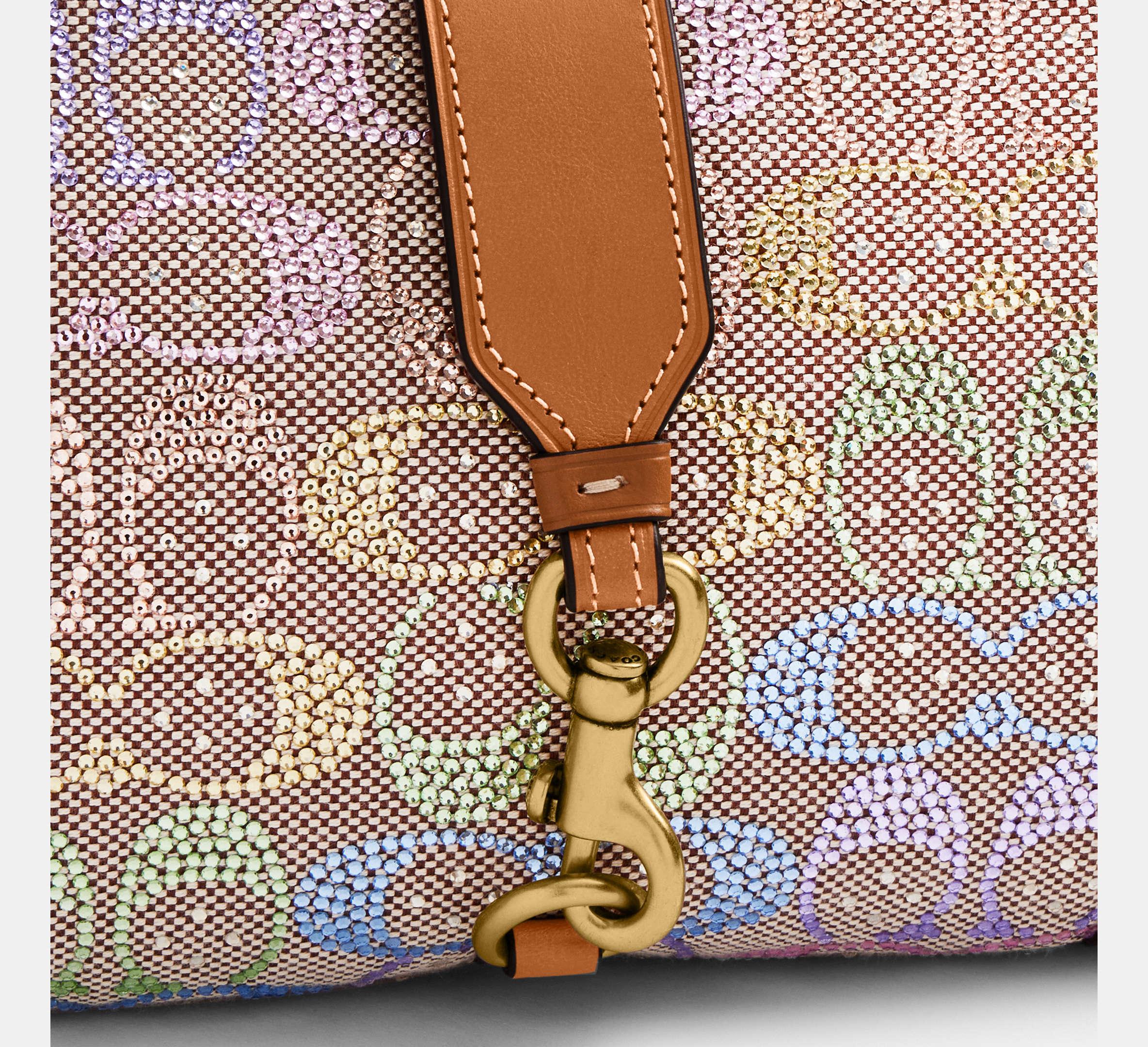 Coach Hamptons Hobo Bag In Crystal Signature Jacquard – Brass/Rainbow Multi - Sneaker Türkiye