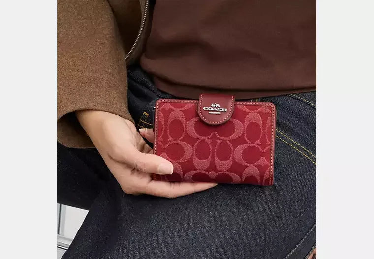 Coach Medium Corner Zip Wallet In Signature Denim – Silver/True Red - Sneaker Türkiye