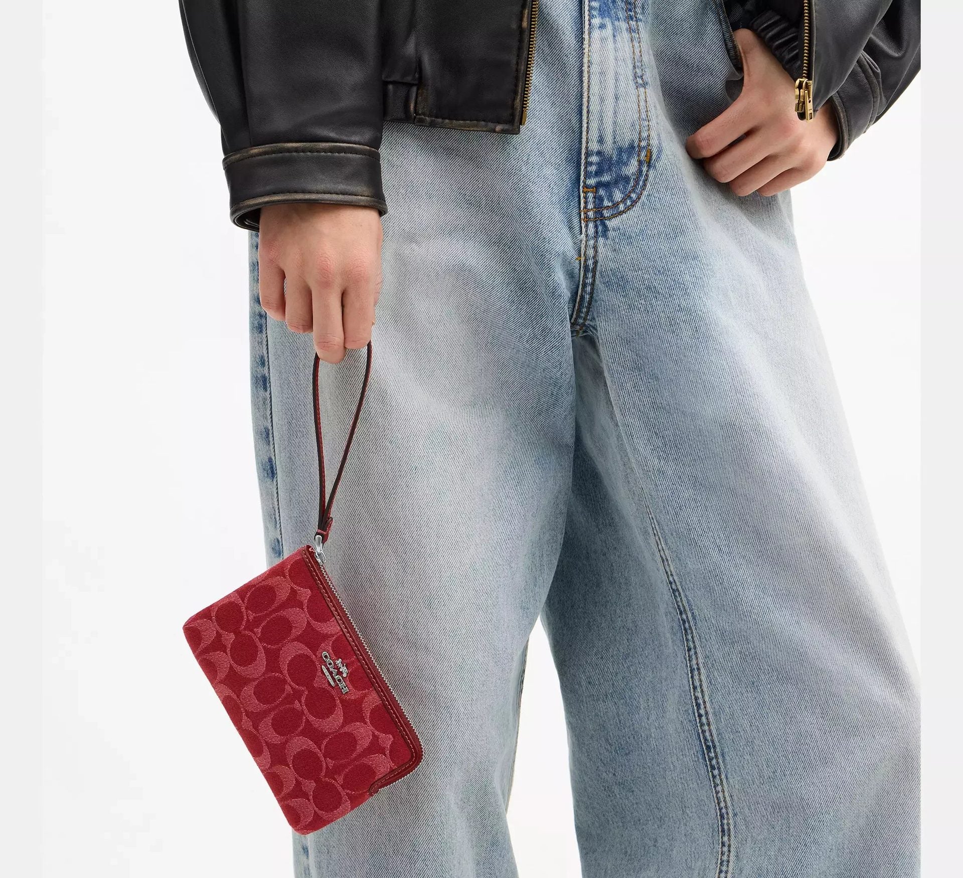 Coach Corner Zip Wristlet In Signature Denim – Silver/True Red - Sneaker Türkiye
