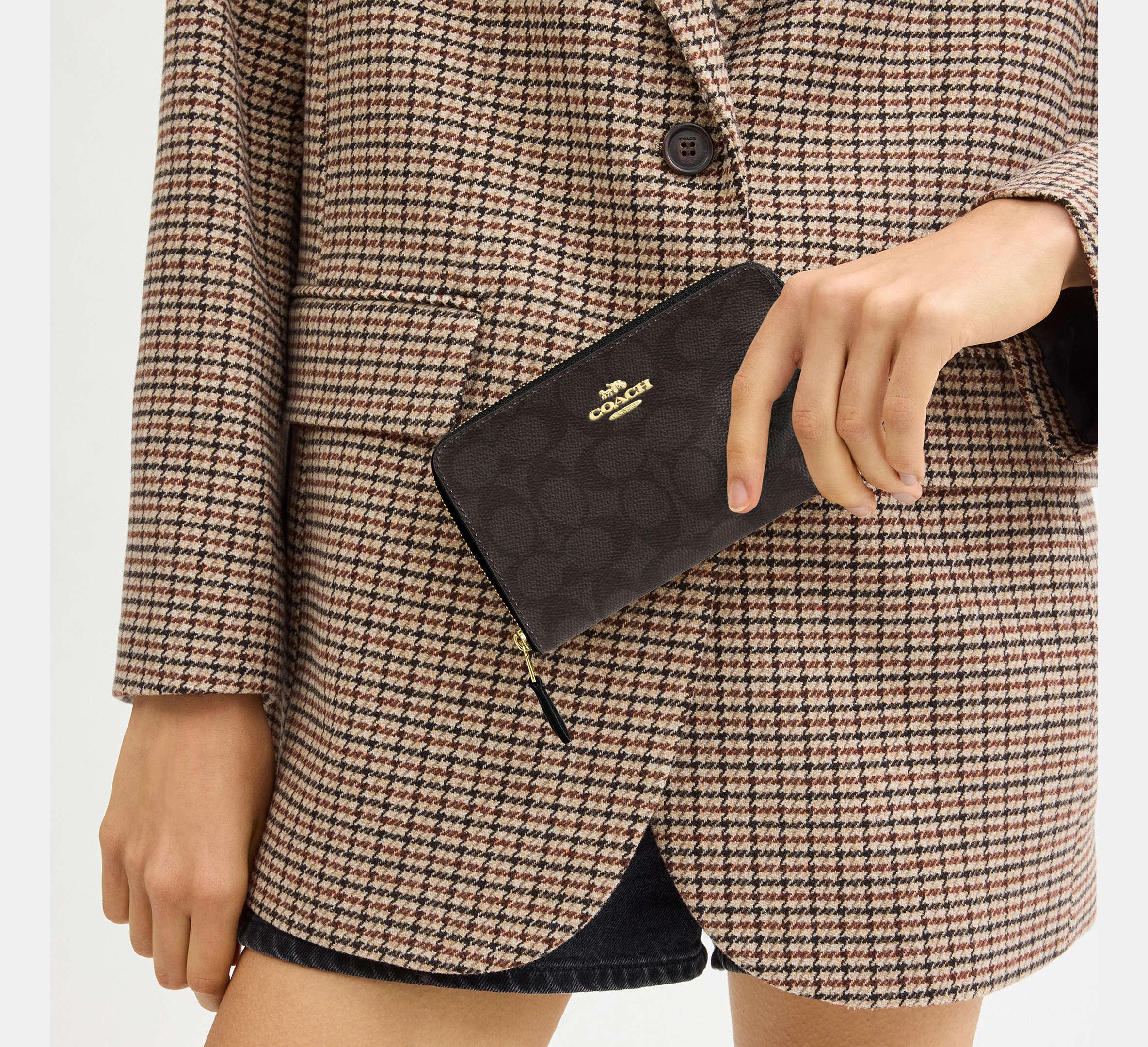 Coach Medium Id Zip Wallet In Signature – Gold/Walnut/Black - Sneaker Türkiye