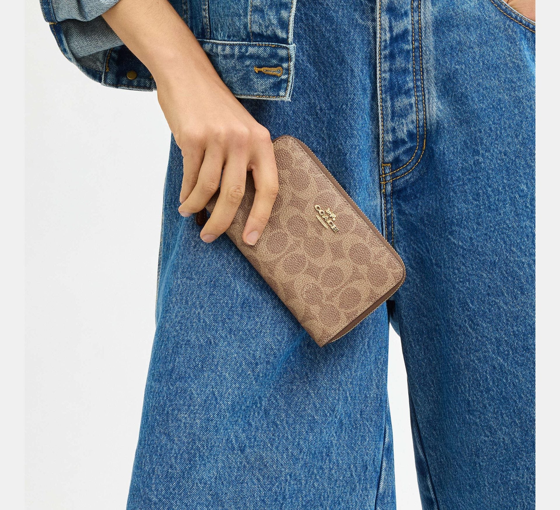 Coach Medium Id Zip Wallet In Signature – Gold/Tan/Brown - Sneaker Türkiye